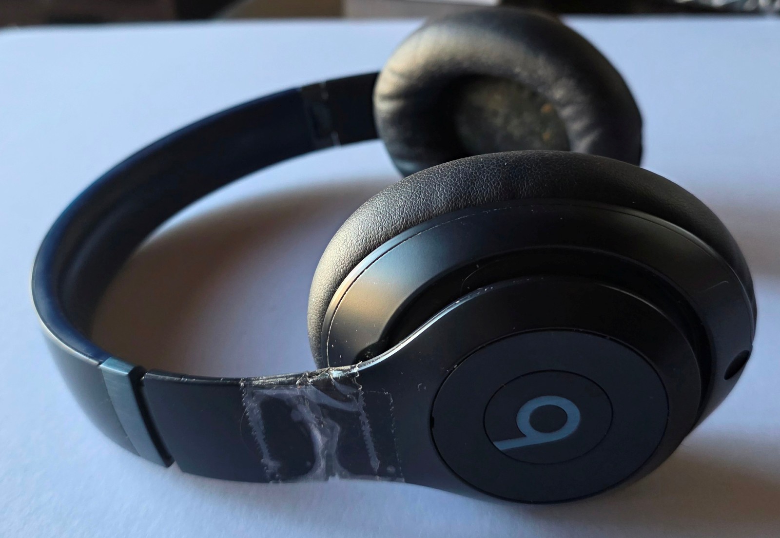 Navy Blue Beats Studio Pro Wireless Headphones MQTQ3LL/A – Works but Taped Band