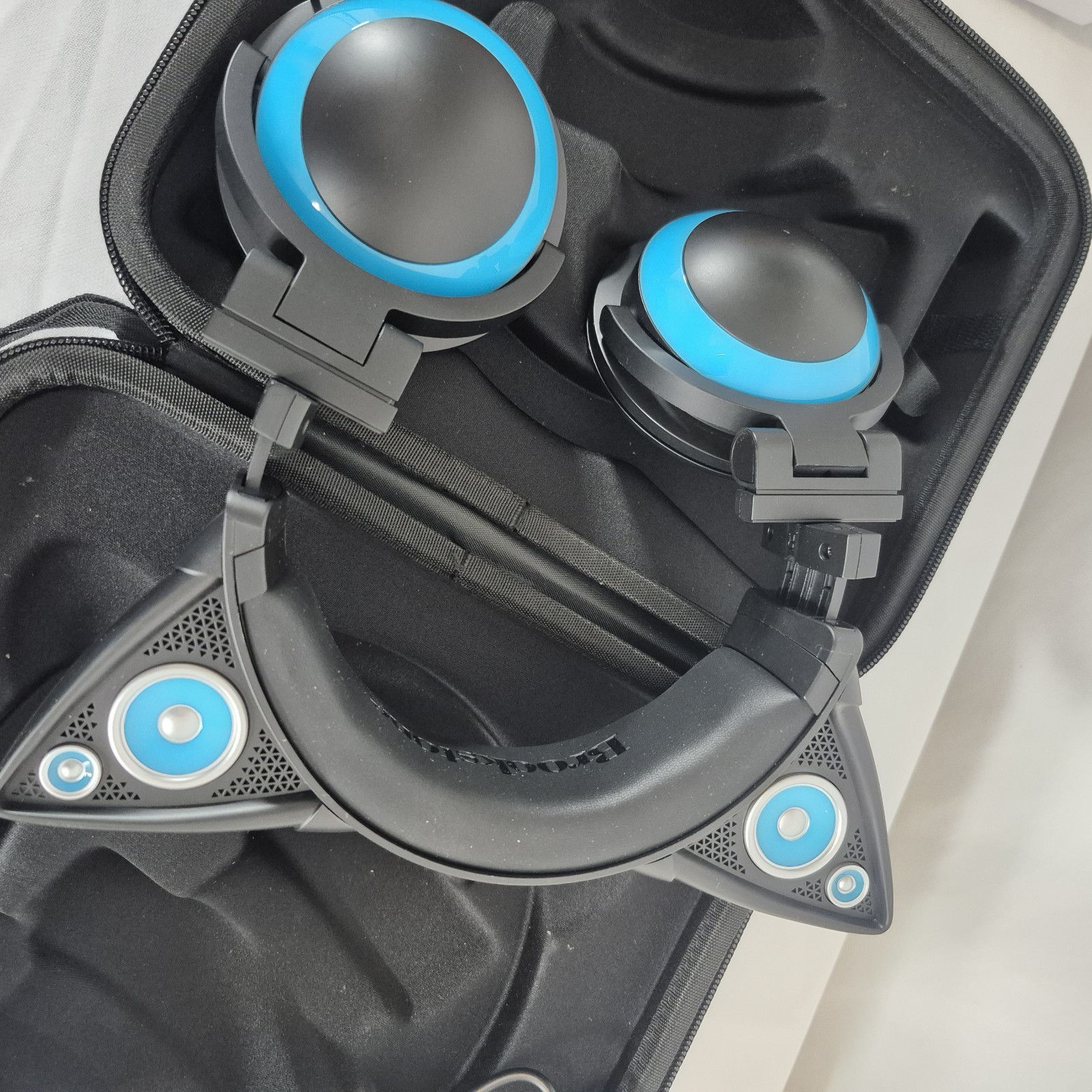 Brookstone Wireless Cat Ear Headphones With Speakers Light Up Blue (No Ear Pads)