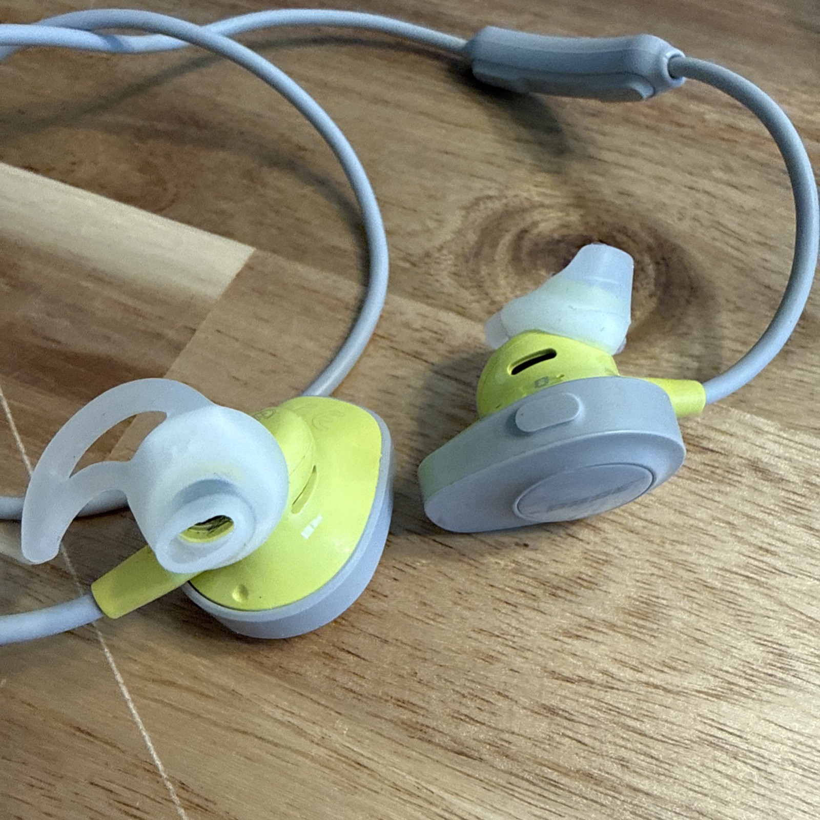 Bose SoundSport Wireless In Ear Earbuds Bluetooth Sport Headphones Gray