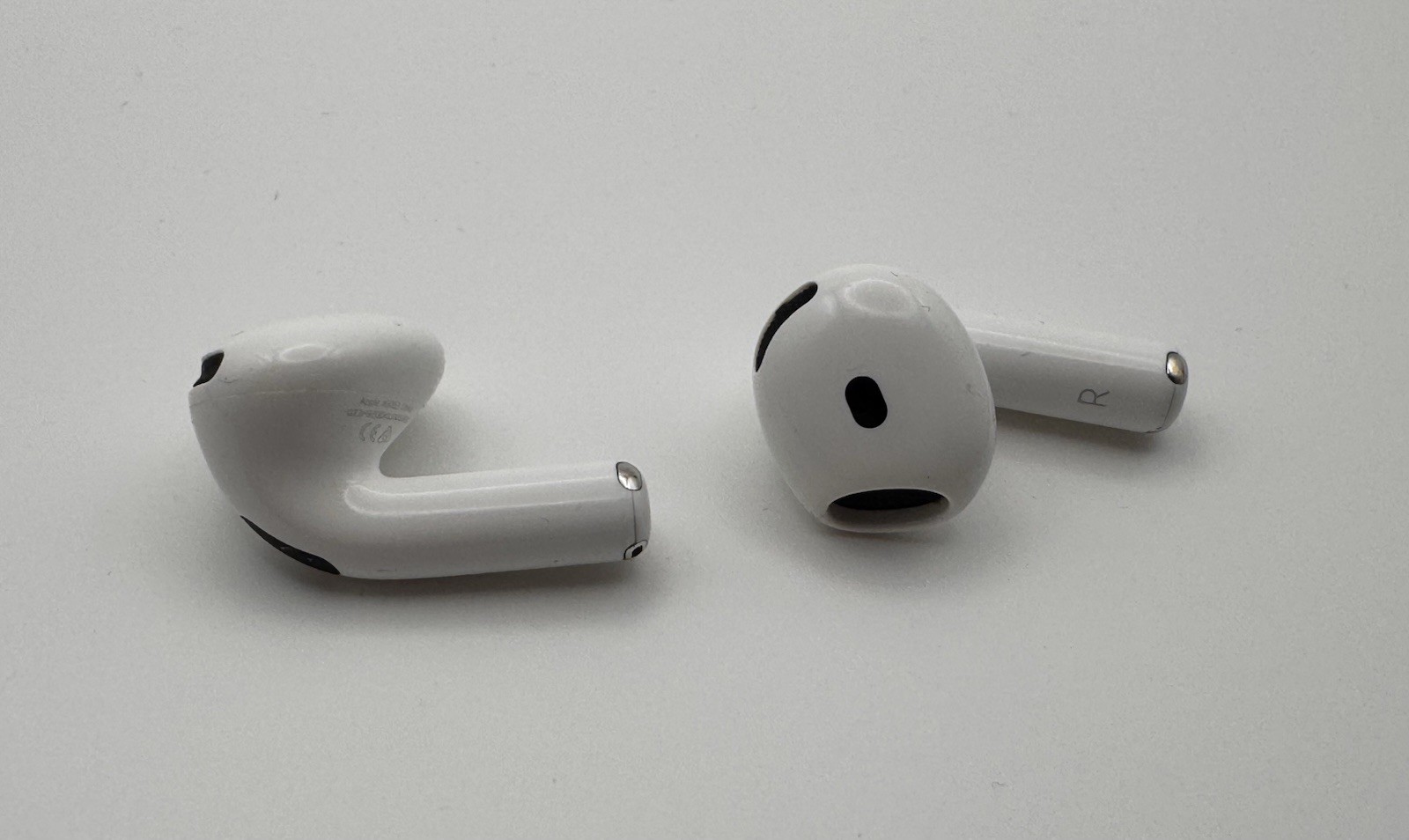 APPLE AIRPODS 4TH GENERATION USB-C NON ANC A3058 – White W/CHARGING CASE USED