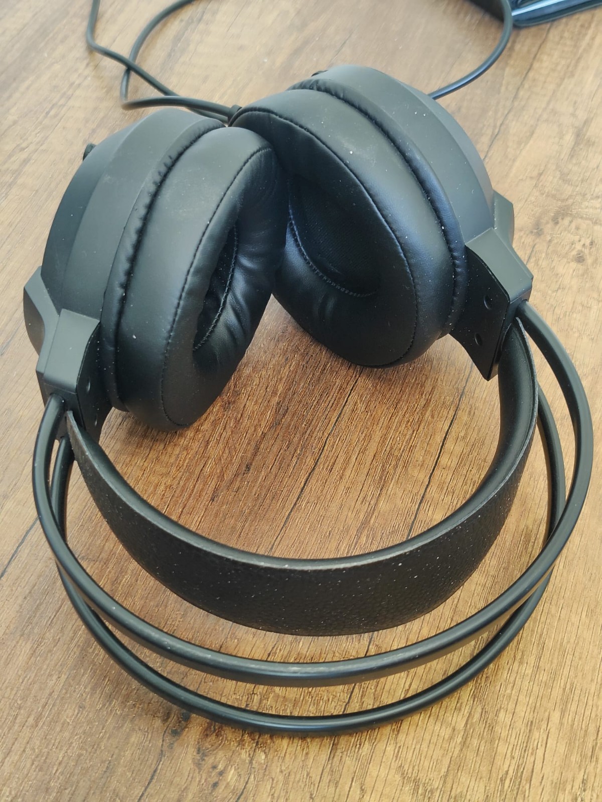 Used Adjustable Over-Ear Headphones – Black