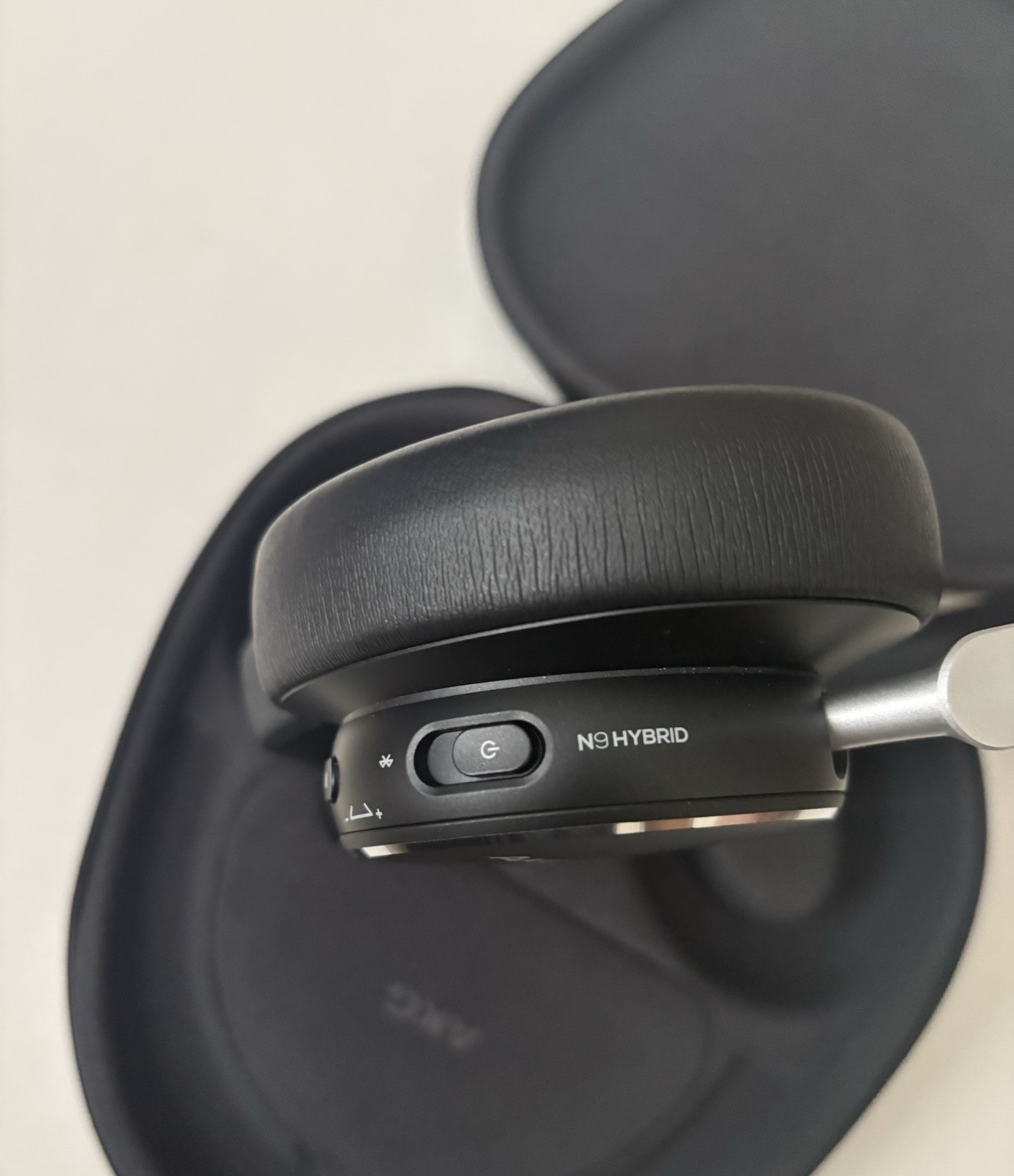 Harman AKG N9 Hybrid Wireless Headphones Black – Open Box