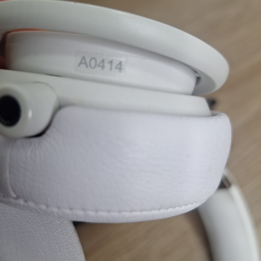 Beats Mixr Mixer Headphones White with audio cable and case