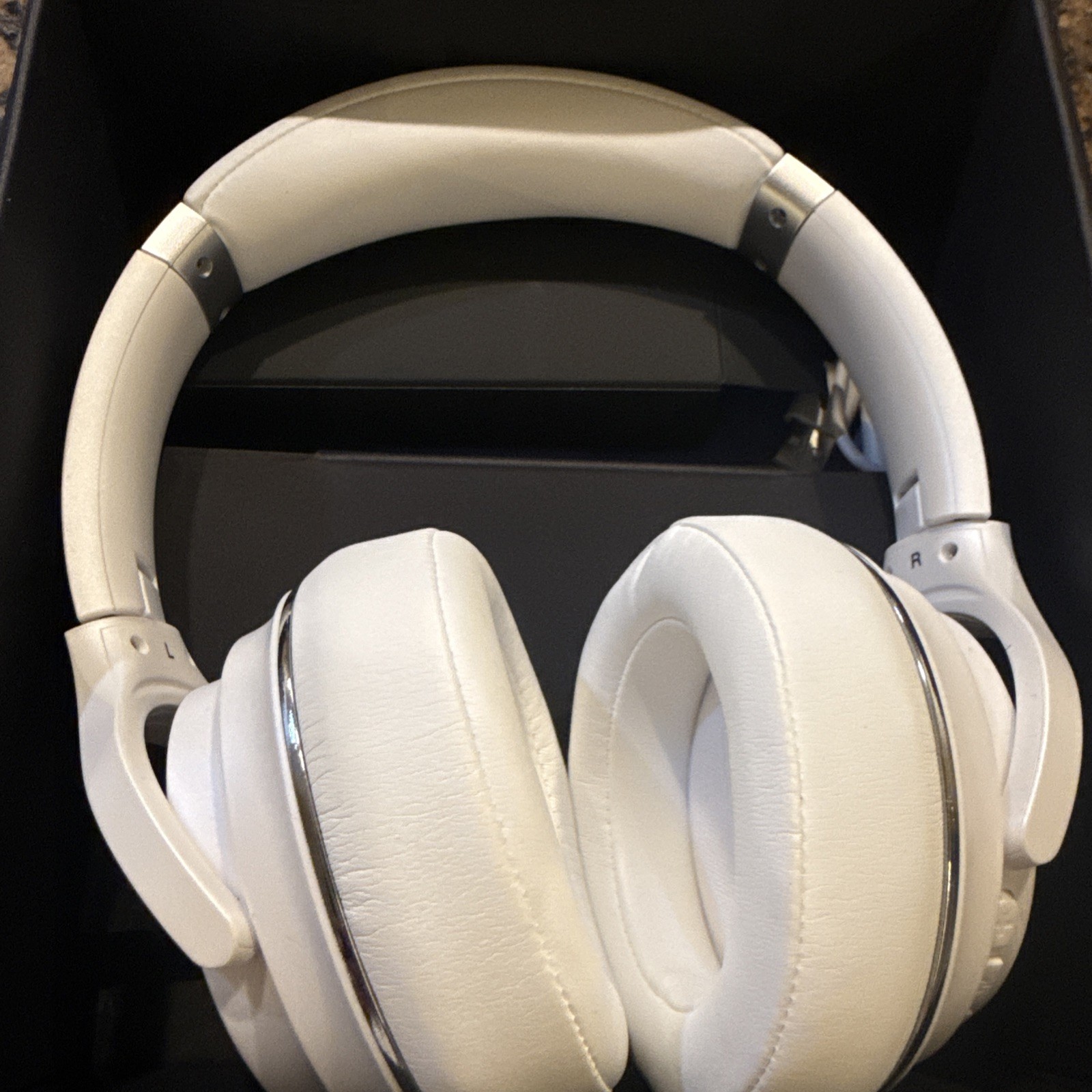 Raycon Everyday Bluetooth Headphones Over The Ear Active Noise Cancelling White