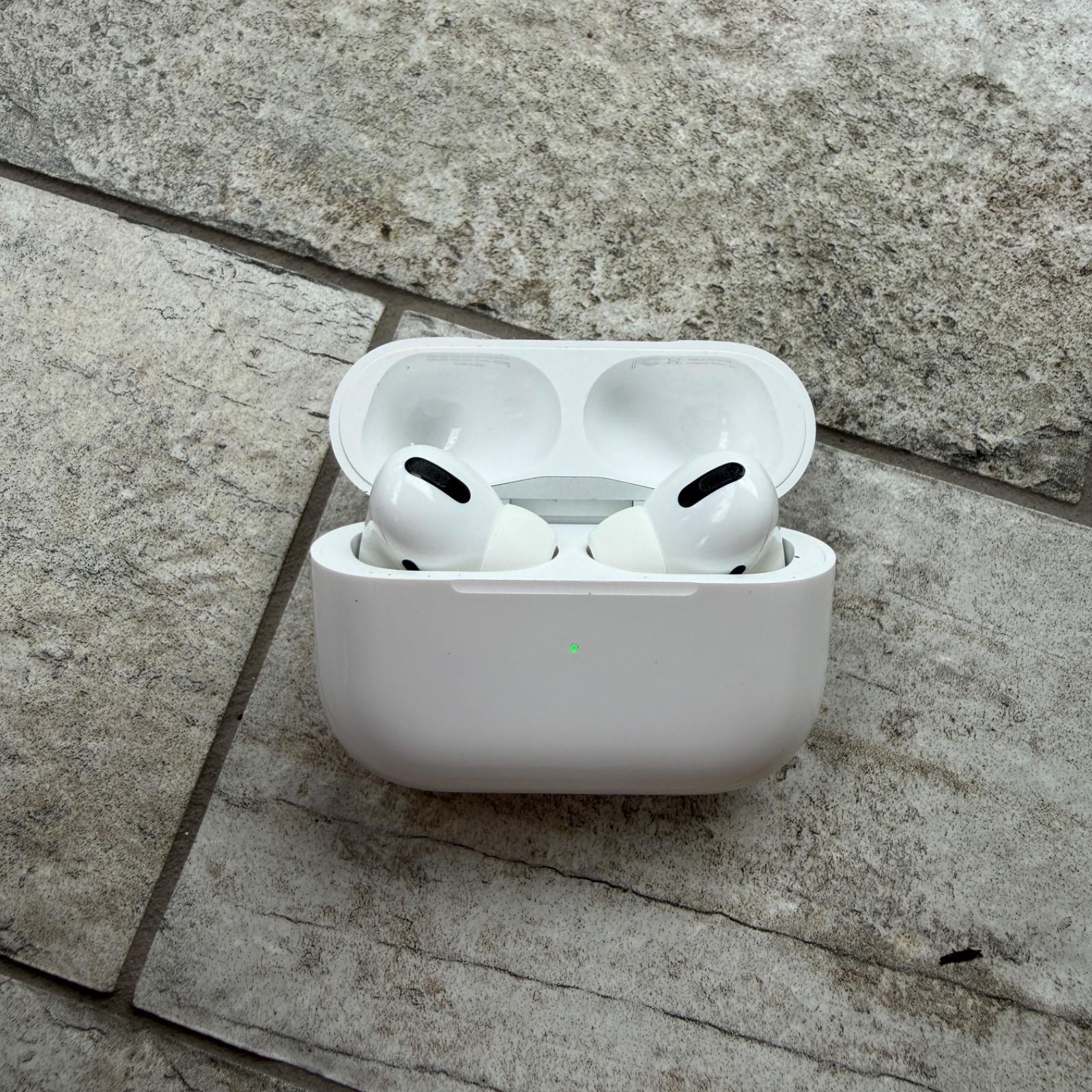 Apple AirPods Pro 1st Gen MWP22AM/A Wireless Charging Case White Earbuds