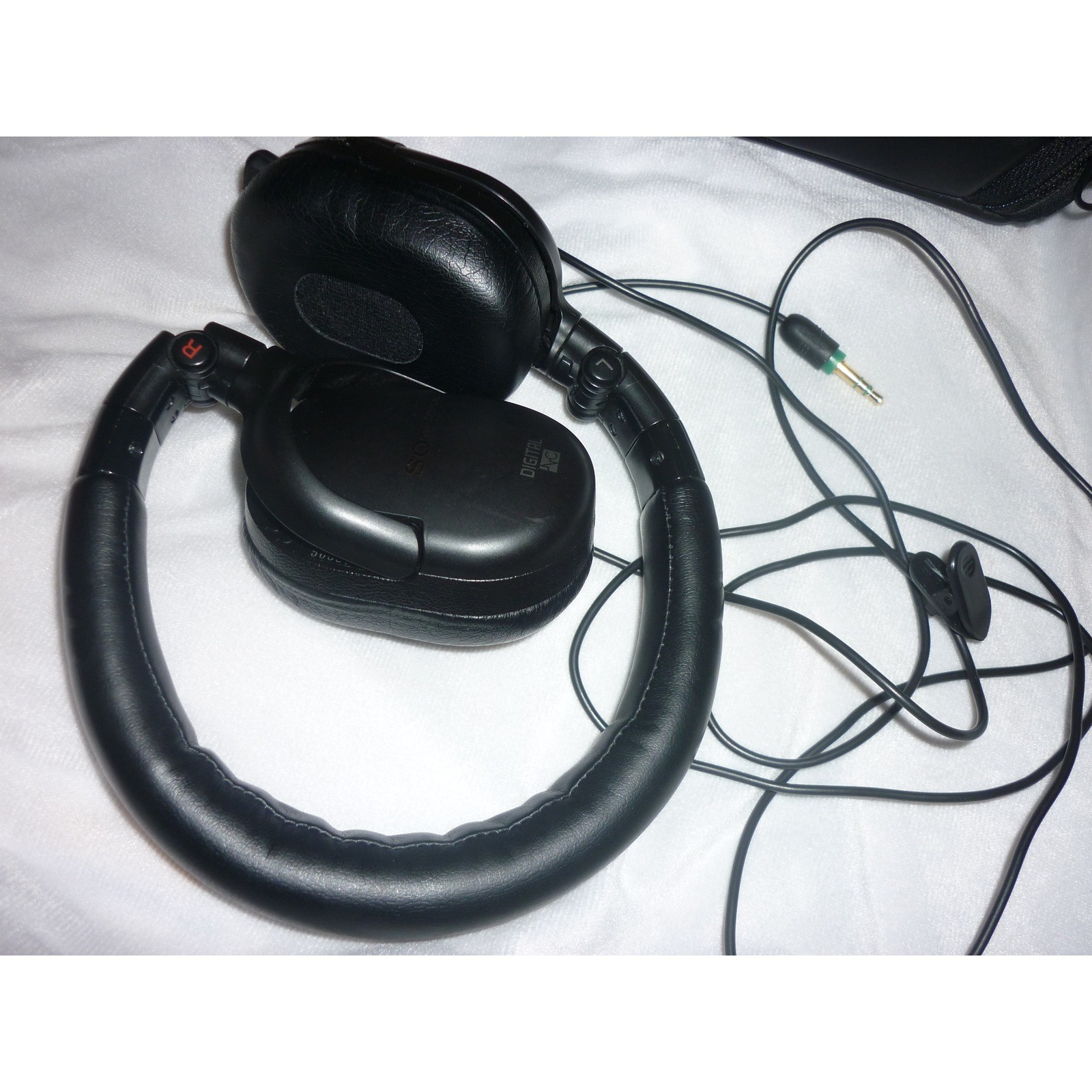Sony MDR-NC500D Digital Noise Canceling Headphones Travel Case Bundle