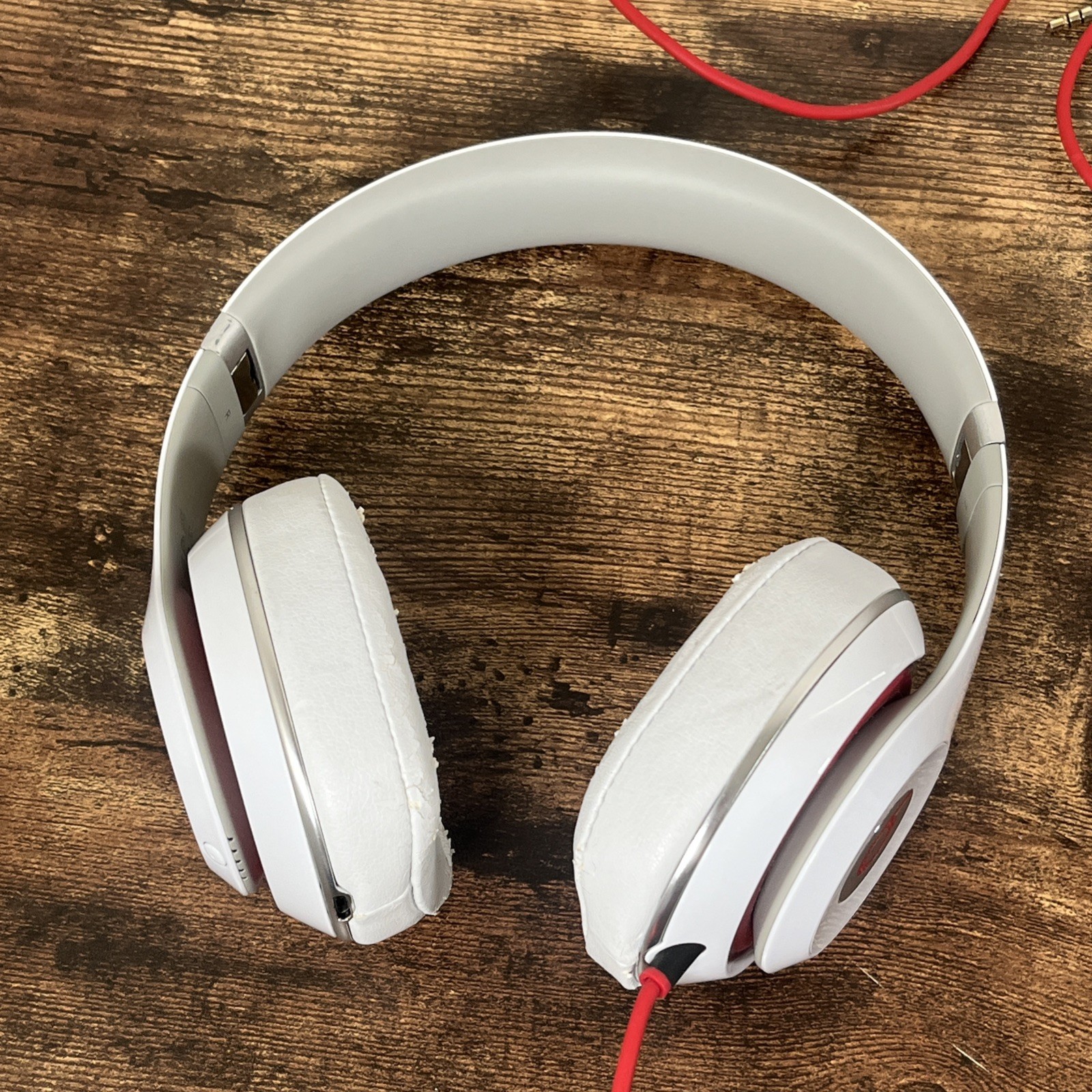 Beats by Dr Dre Studio 2.0 WIRED On-Ear headphones White Needs New Ear Pads