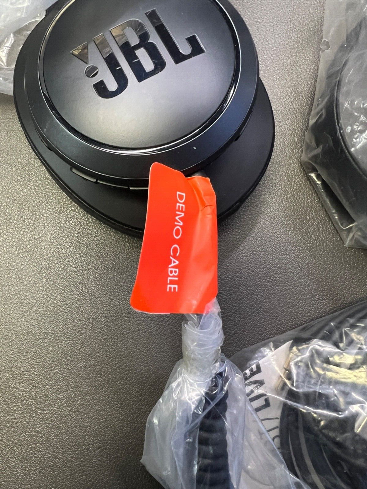 JBL Live 500BT Over-the-Ear DEMO UNITS WIRED