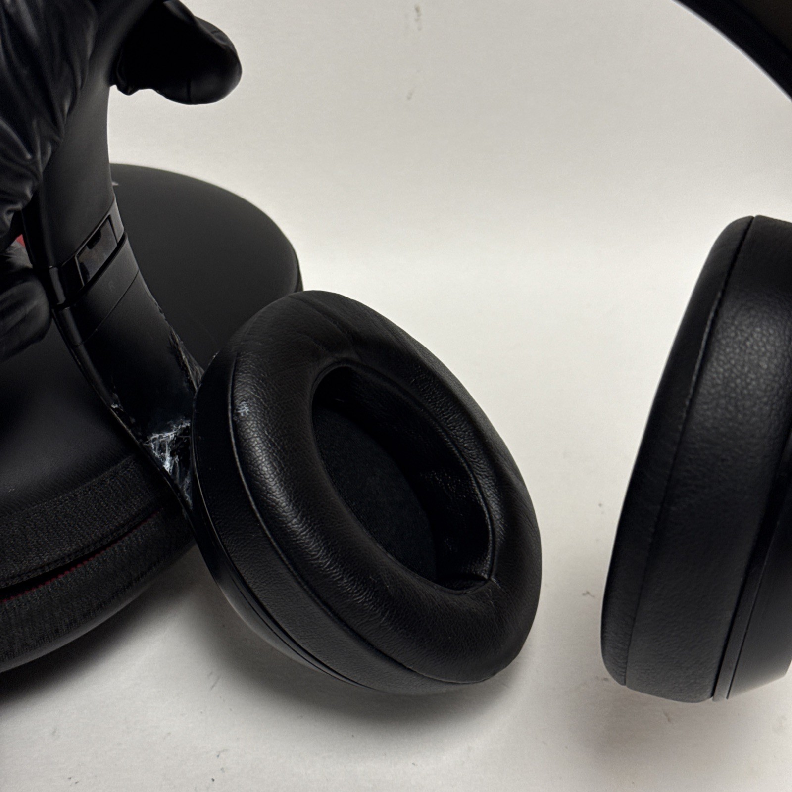 Beats by Dr. Dre Studio3 Over the Ear Wireless Headphones -Black (Cracked Side⚠️