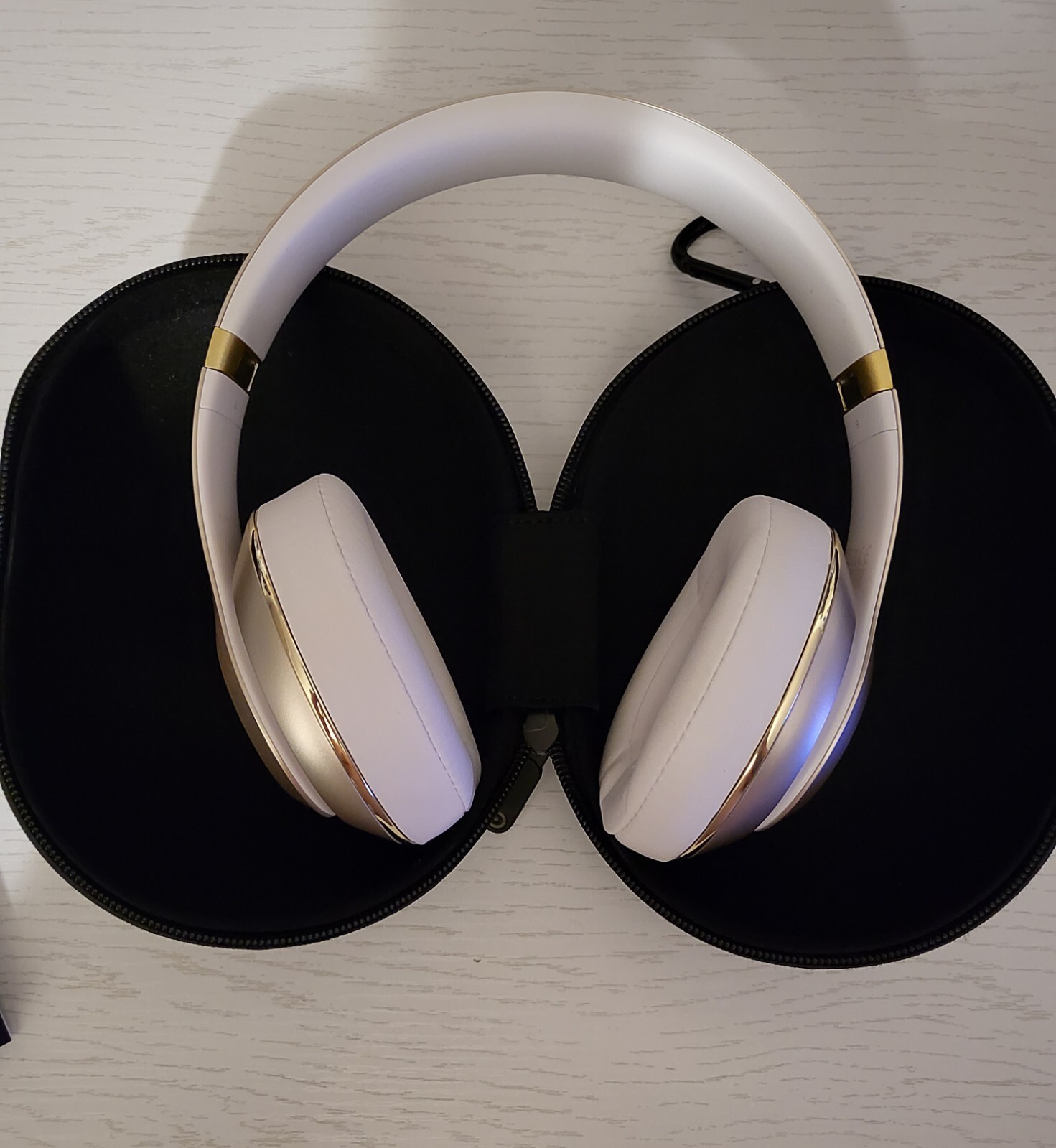 RARE Gold with White Beats Studio 3. Wireless Bluetooth Noise Canceling