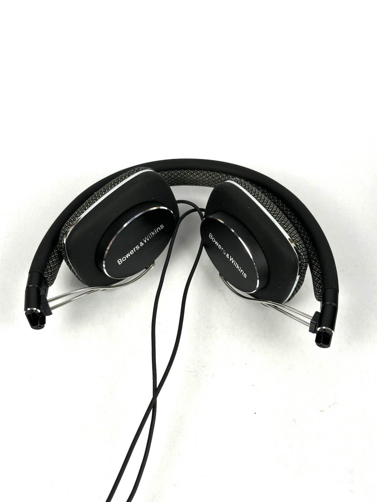 Bowers & Wilkins P3 Headphones On-Ear Foldable Protective Hard Case Excellent