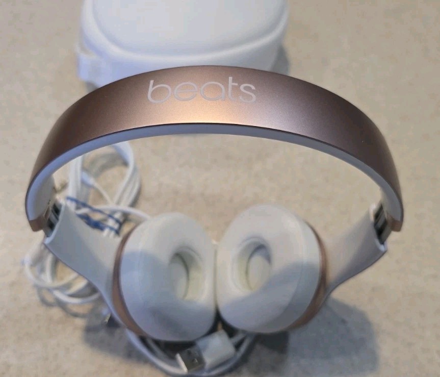 Beats By DR. Dre Solo 2 Wireless On-Ear Headphones Rose Gold B0534 Great Shape