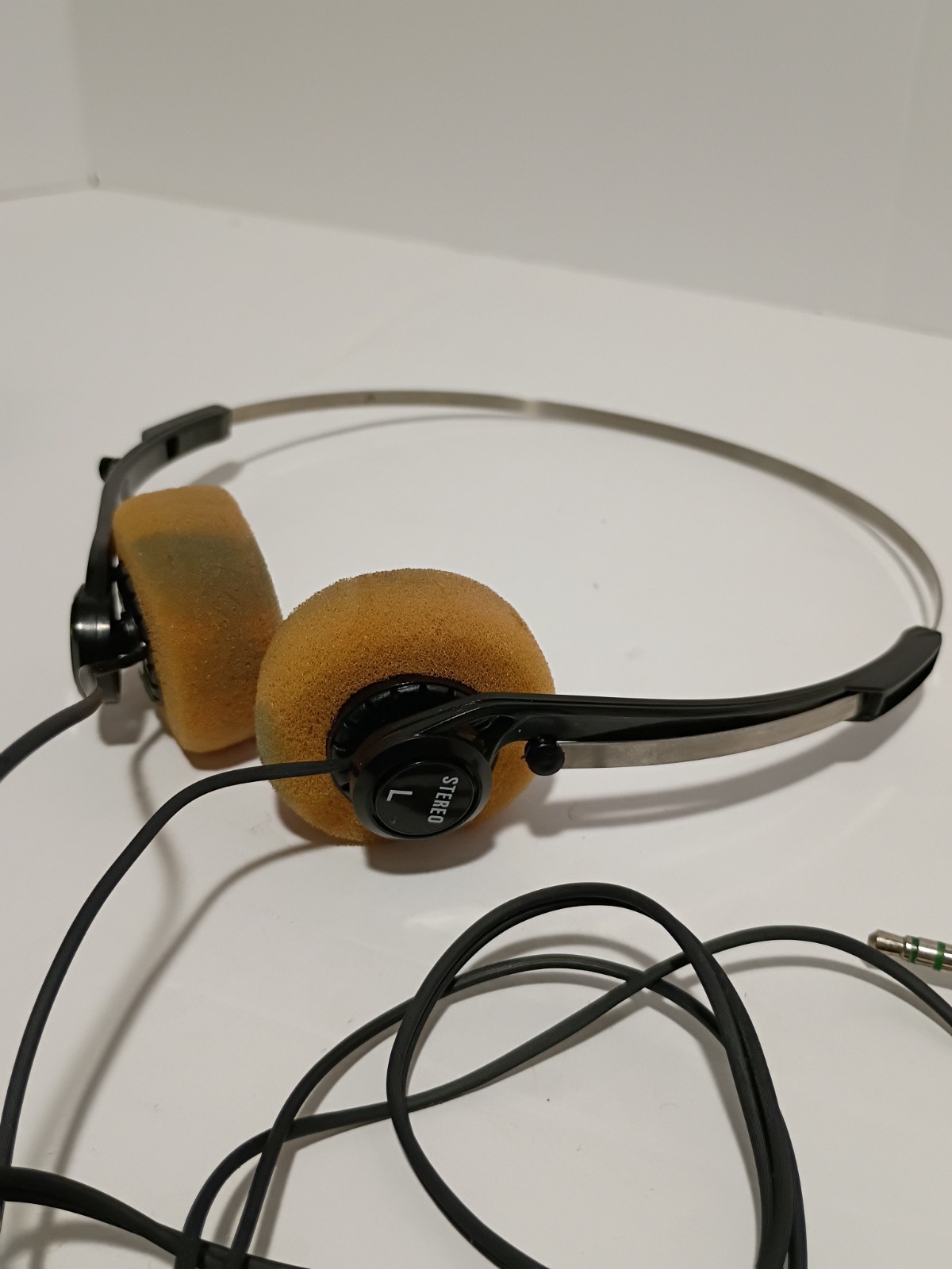 Vintage 1980s Style Lightweight Wired Stereo Headphones Foam Walkman Retro Prop