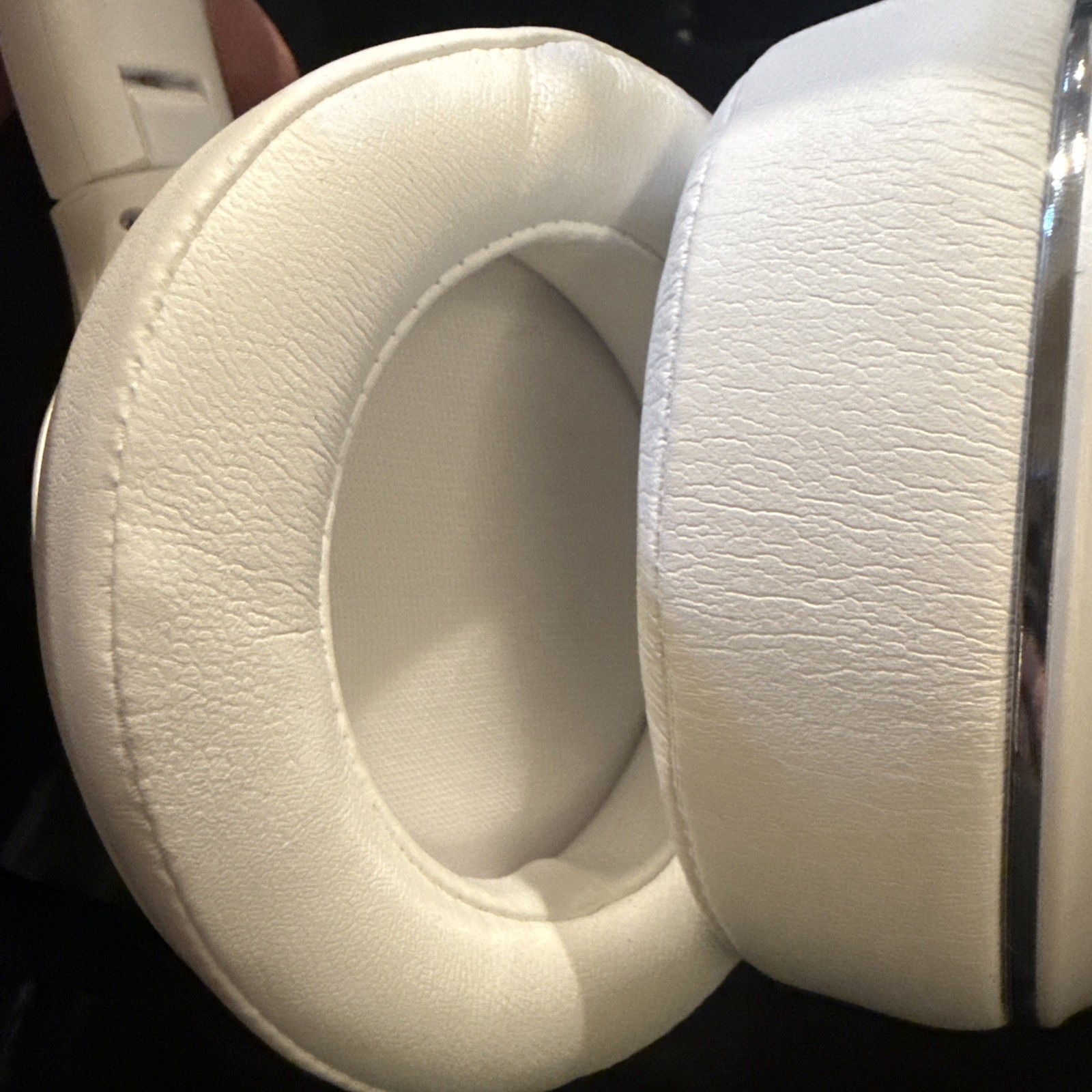 Raycon Everyday Bluetooth Headphones Over The Ear Active Noise Cancelling White