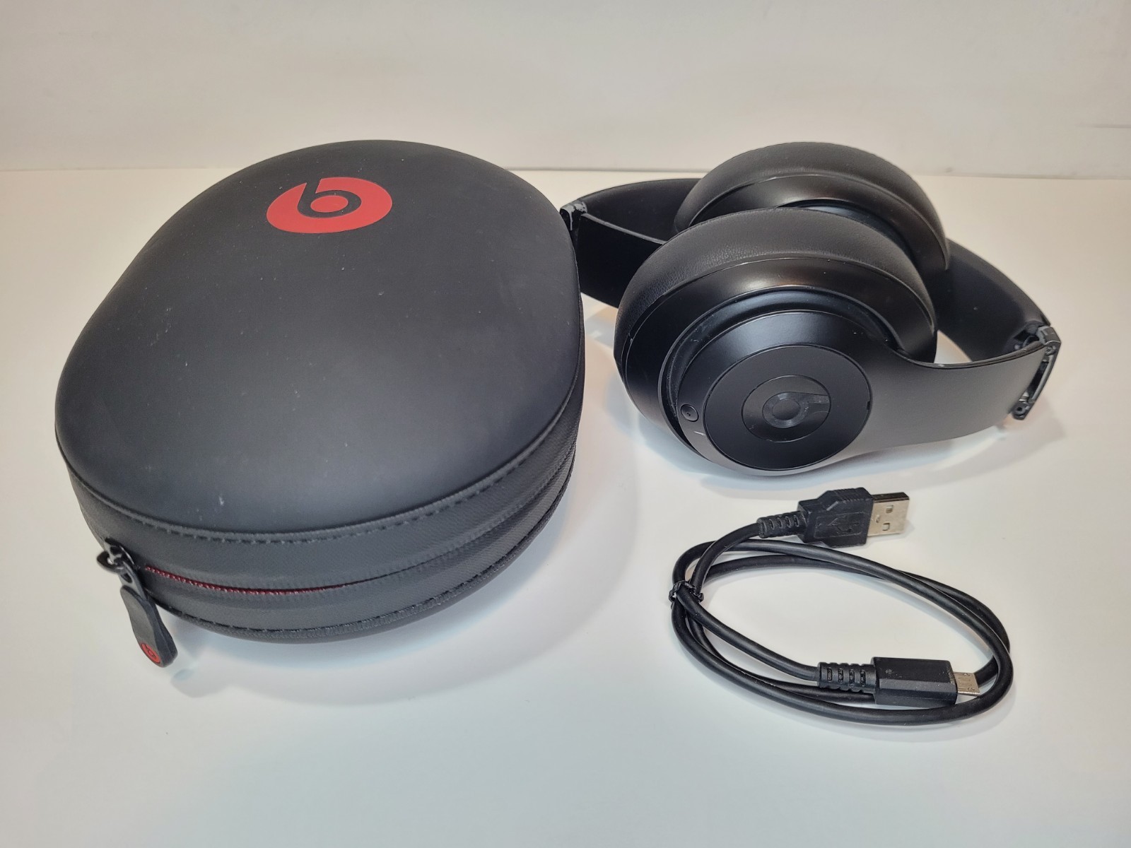 Beats By Dr. Dre Studio 2.0 Wireless Headphones B0501 w Case – Needs New Hinge