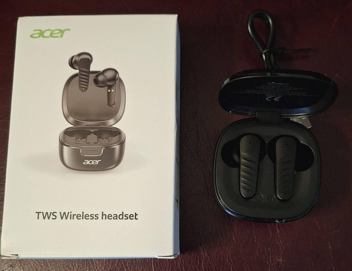 Acer 4G Wireless Earbuds: Angled In-Ear Ergonomics Design