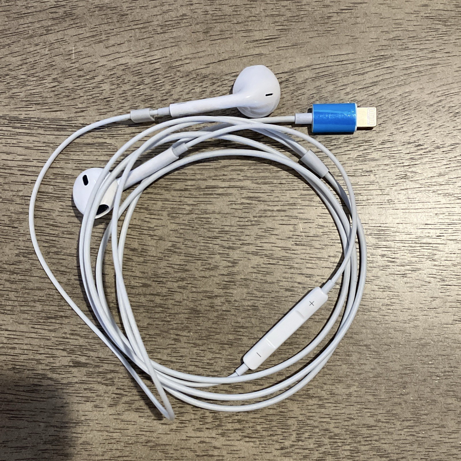 Apple EarPods Lightning Wired In-Ear Earbuds w/ Inline Mic & Remote White