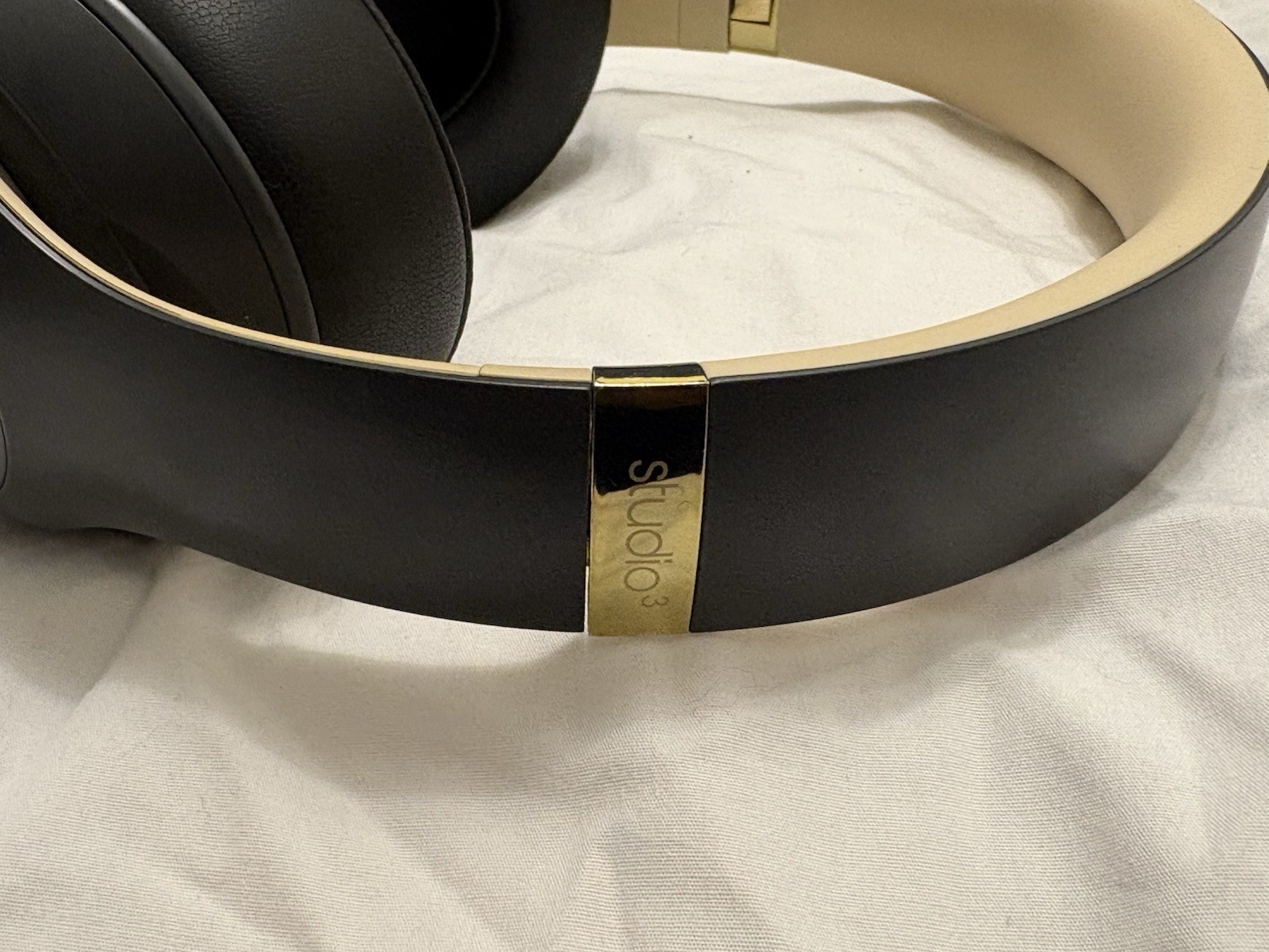 Beats Studio3 Wireless Midnight Black Gold – New Wicked Cushions Pads – Great!
