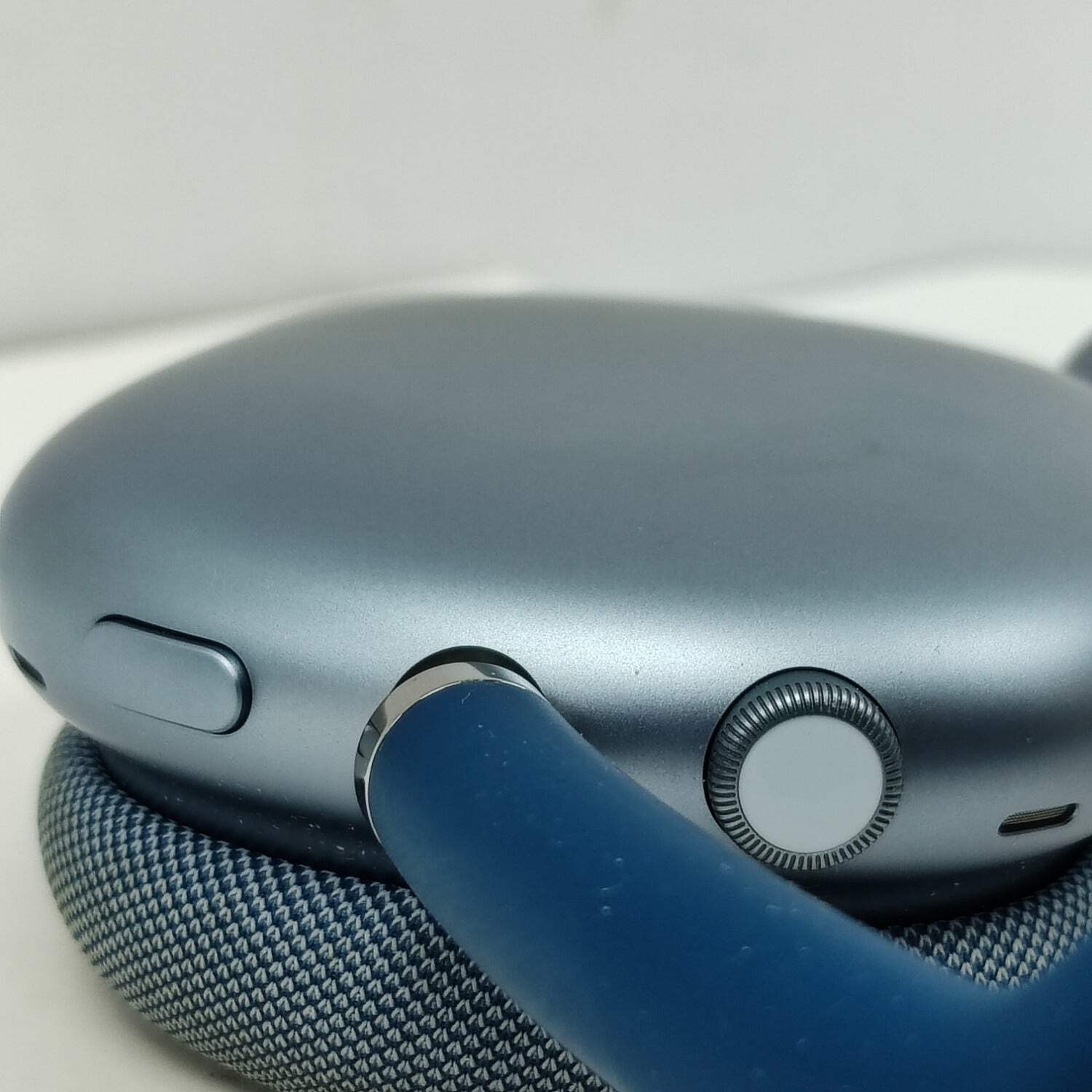 Apple AirPods Max Wireless Over-Ear Headphones Sky Blue MGYL3AM/A