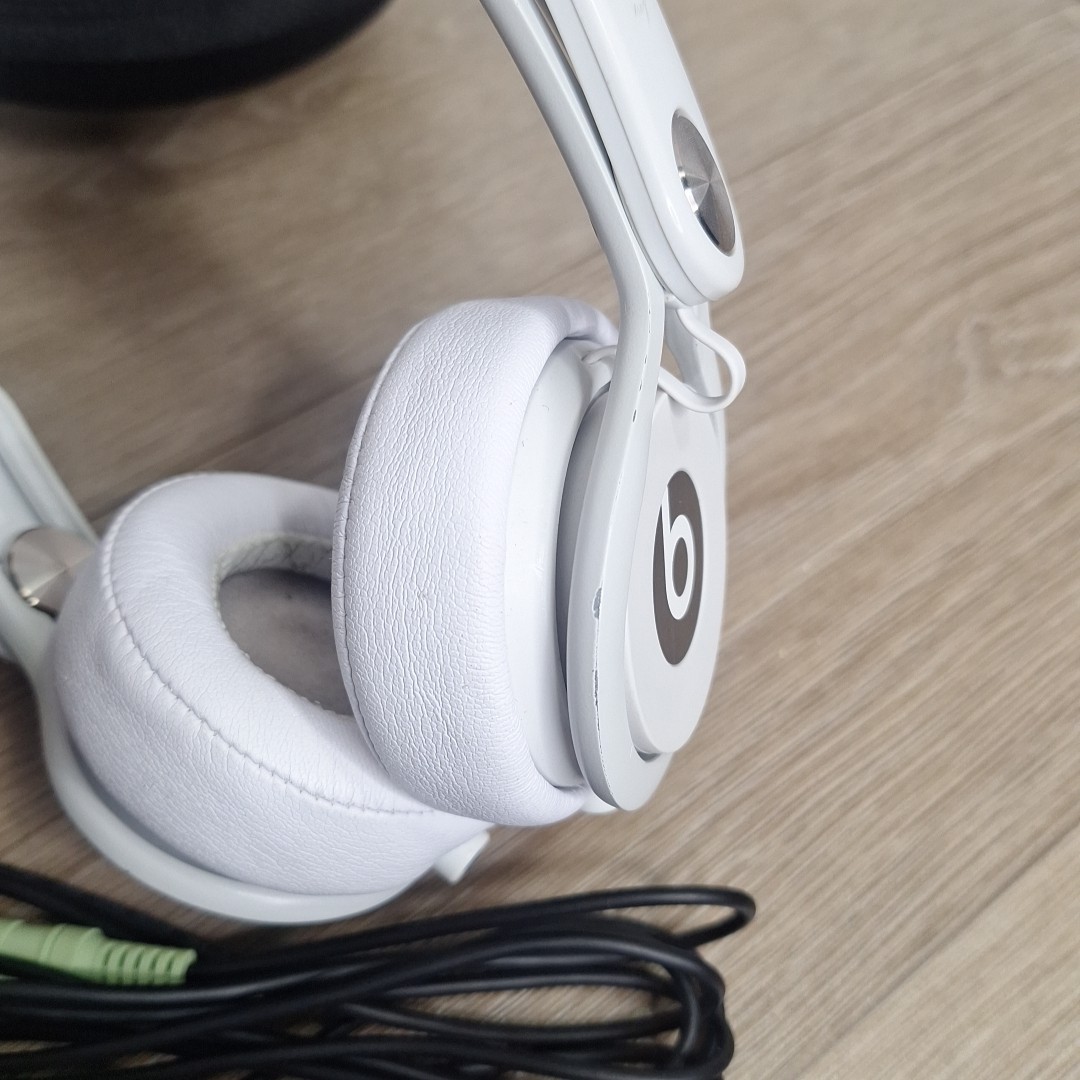 Beats Mixr Mixer Headphones White with audio cable and case