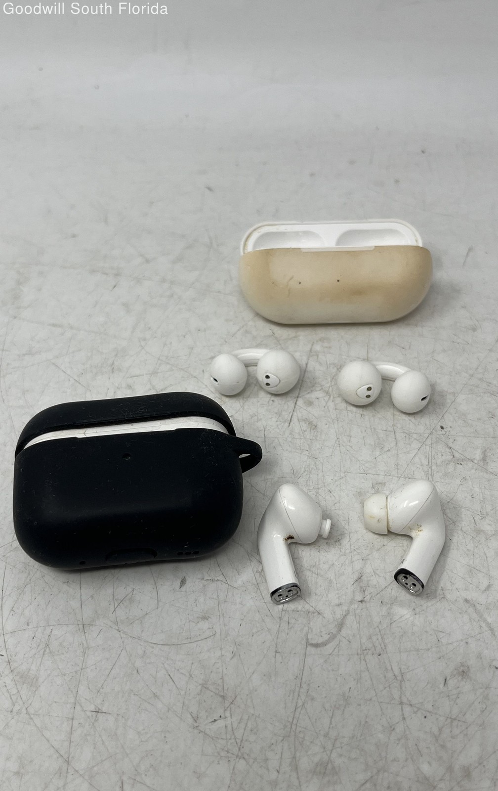 2 Pcs White Black Wireless Bluetooth Headphone With Protective Case Not Tested