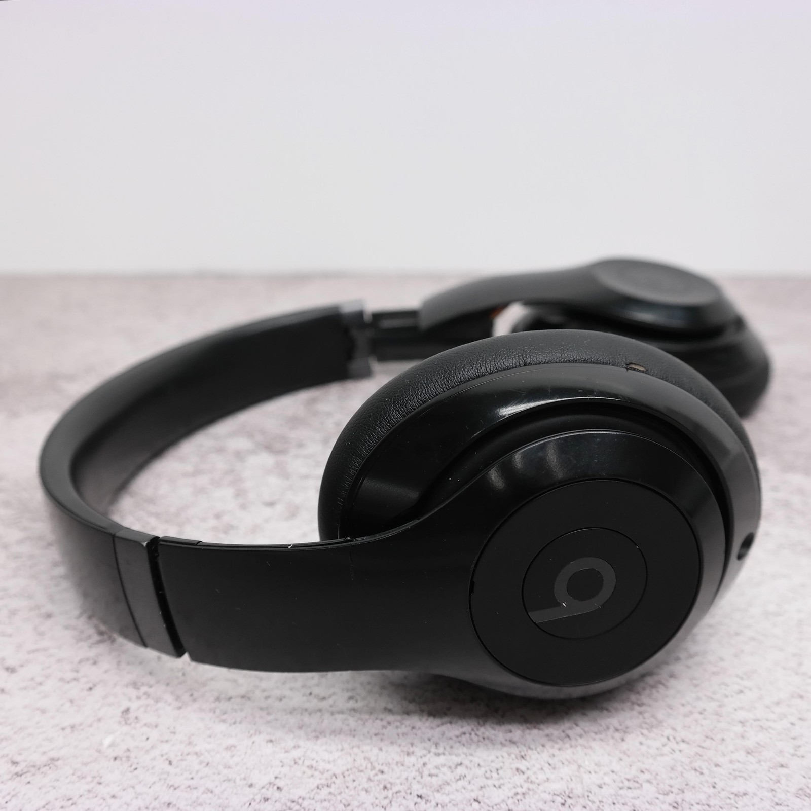 Beats by Dr. Dre Studio Pro Black Over Ear Headphones MQTP3LL/A BROKEN