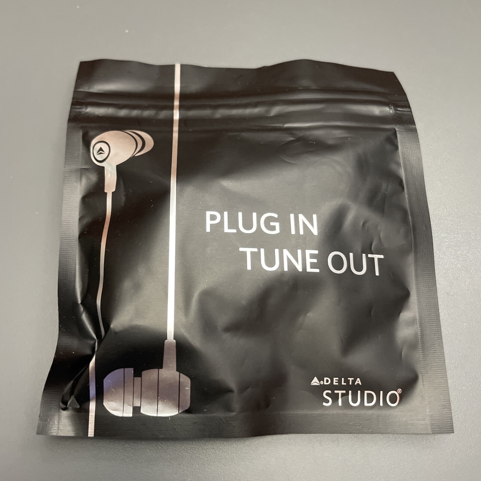 New DELTA Airlines Studio “Plug In Tune Out” Isolation Earbuds Headphones