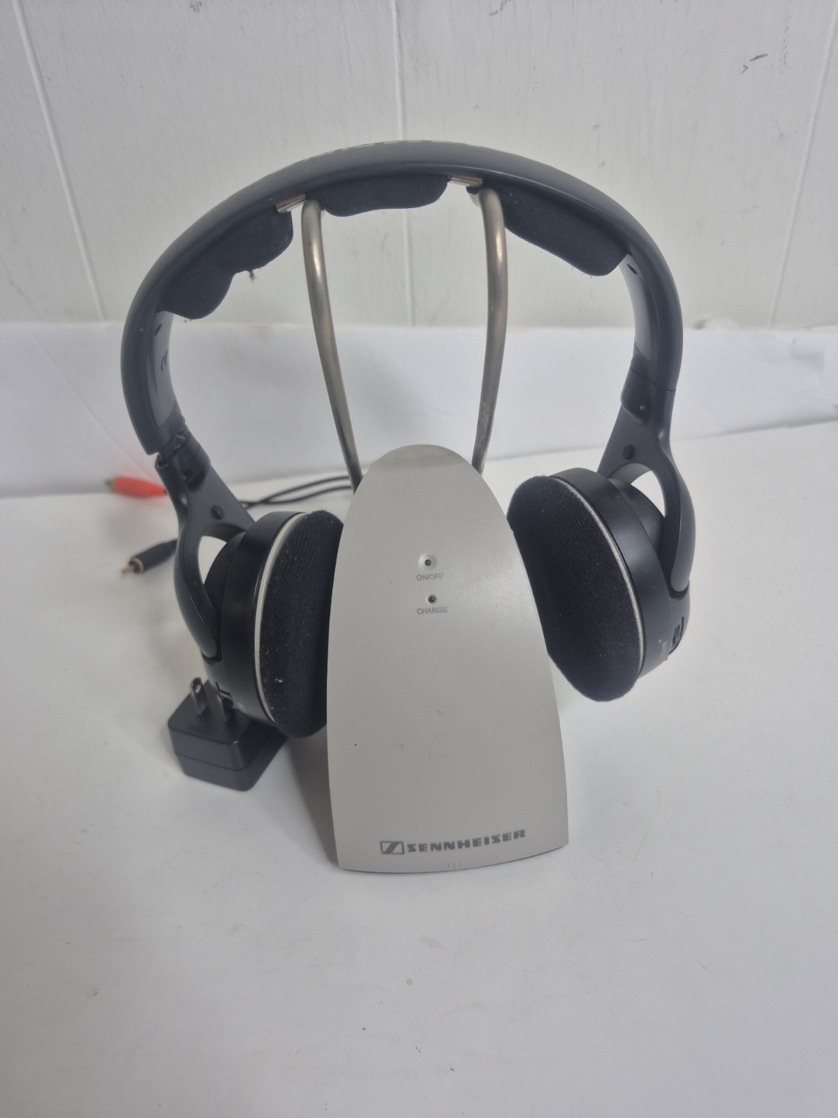Sennheiser HDR120 Wireless Headphones w/TR120 Wireless Charging Stand Working