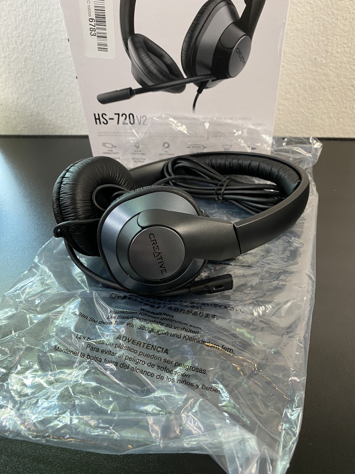 CREATIVE HS-720 V2 USB Digital Headphones with Noise Cancelling Condenser Micro