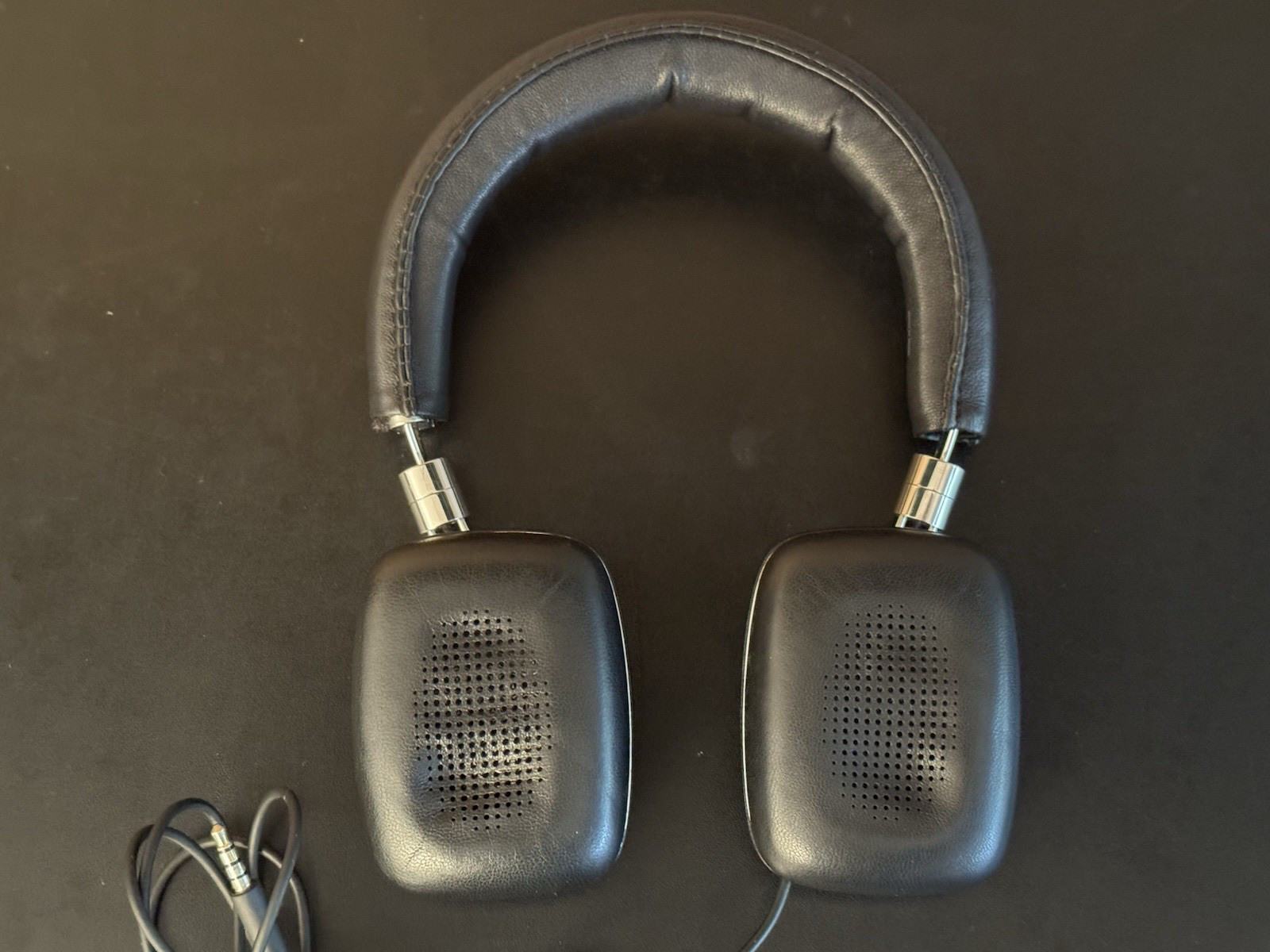 Bowers & Wilkins P5 Wired On-Ear Headphones w/ Case **READ**