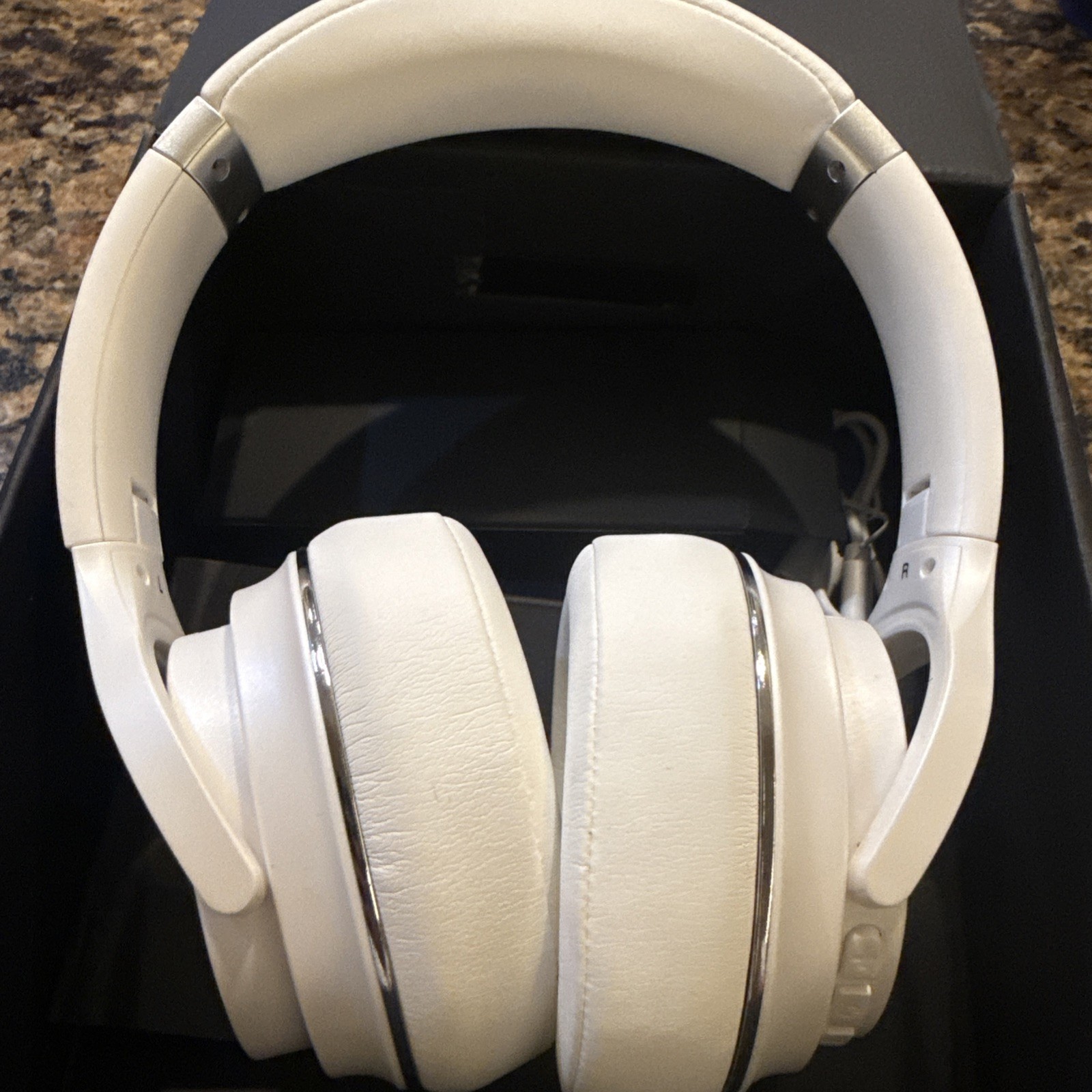 Raycon Everyday Bluetooth Headphones Over The Ear Active Noise Cancelling White