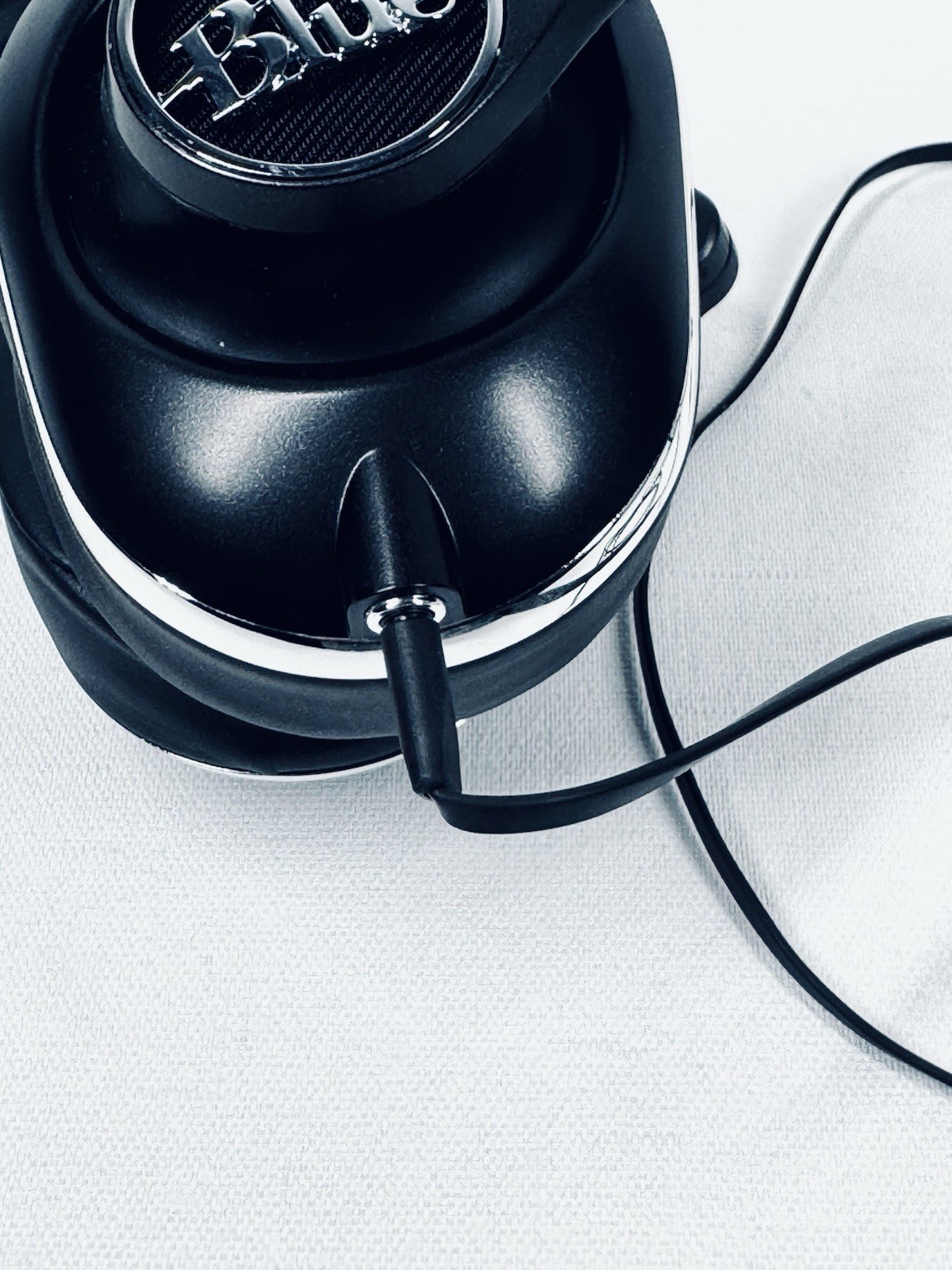 Blue Lola Over-Ear High-Fidelity Sealed Headphones Black Audio