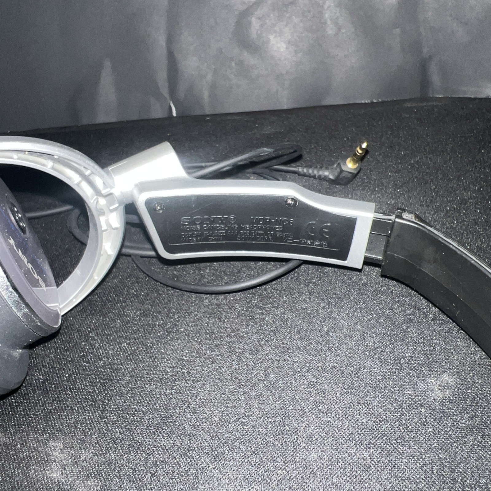 Sony MDR-NC6 Noise Cancelling Headphones FOR PARTS ONLY needs ear cushion