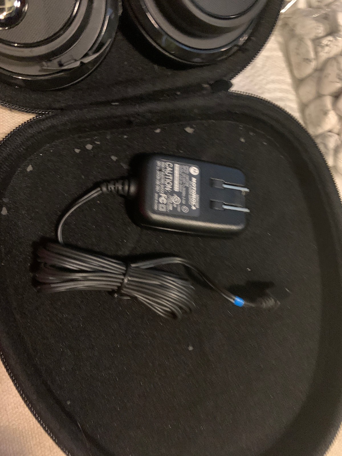 Motorola S805 Headphones w/ Case and Charger – NEED NEW FOAM
