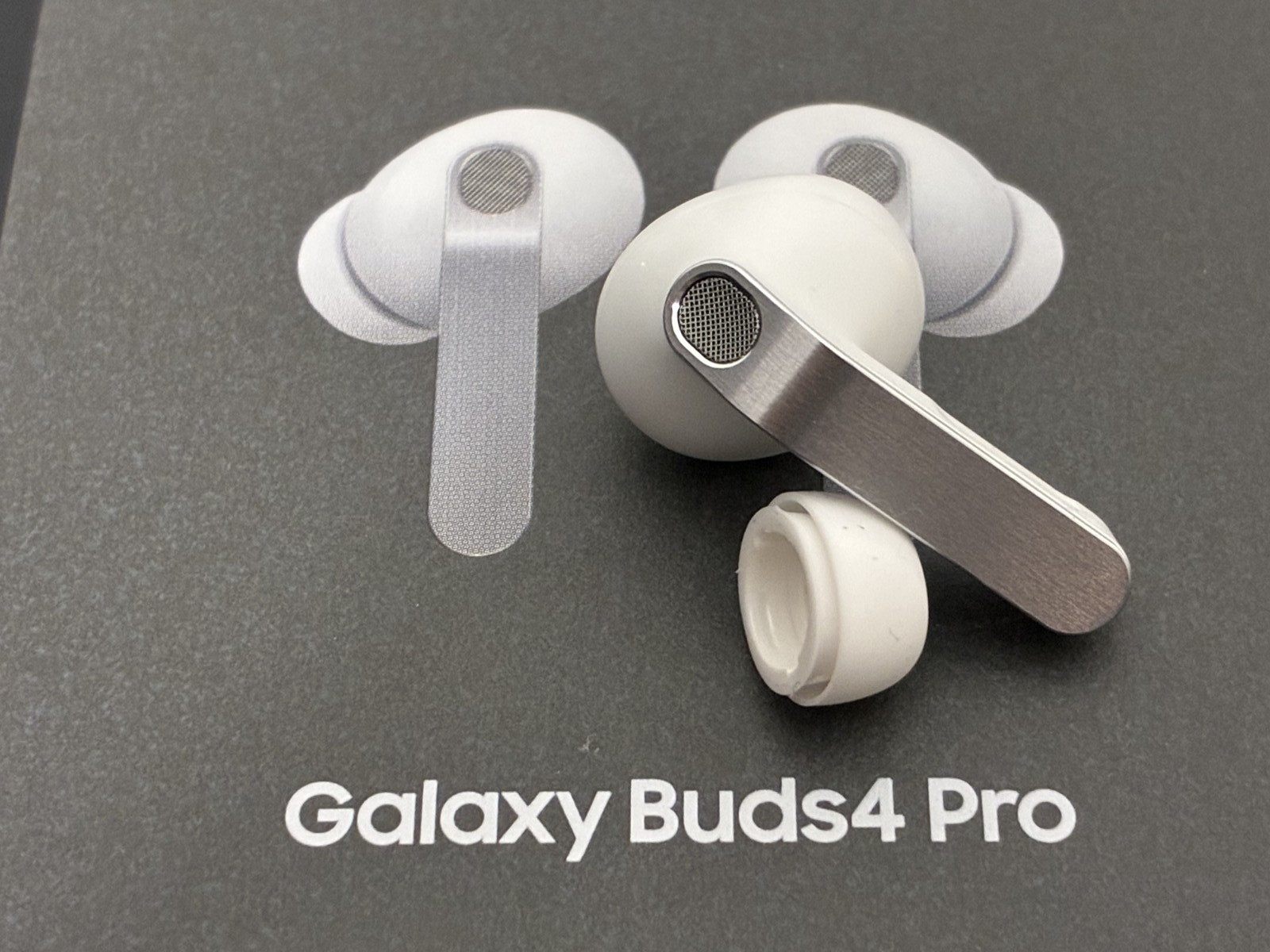 Original Samsung Galaxy Buds4 Pro SM-R640N Earbuds – White – Right Side (R)