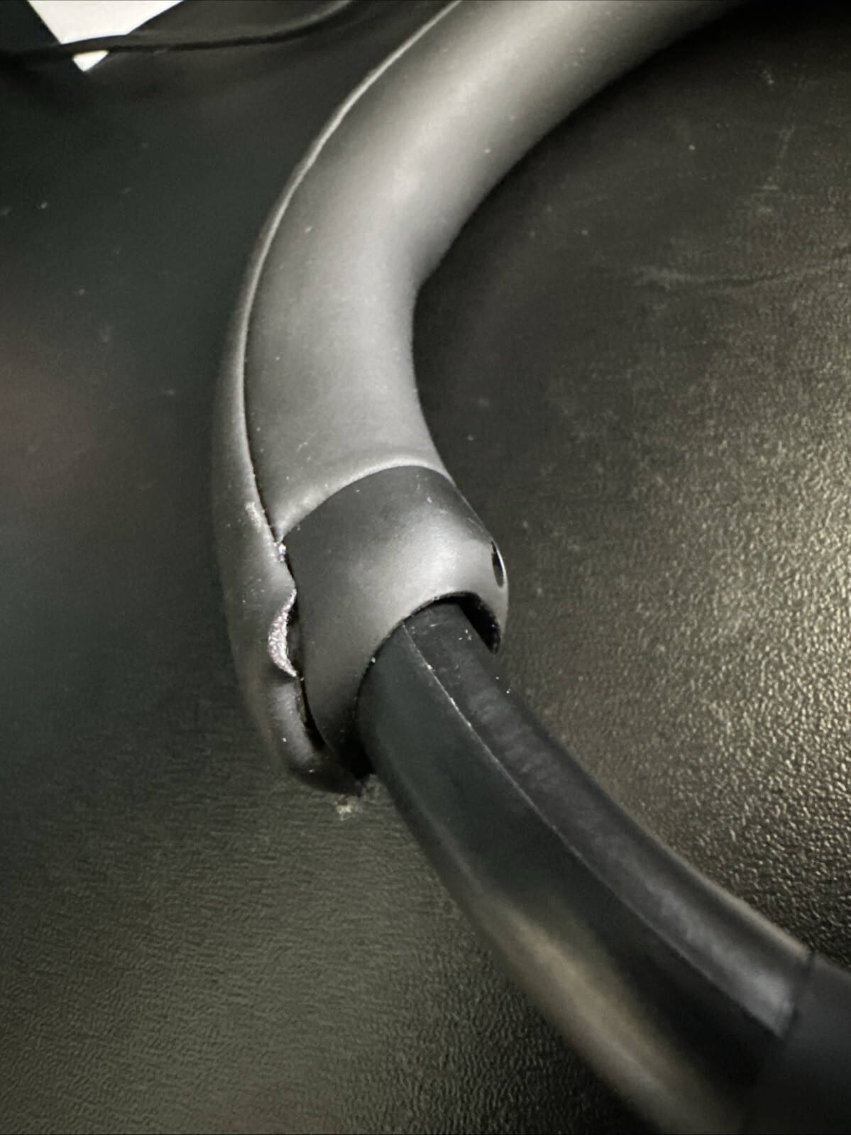 Used SONY WF-1000XM3’s with slight damage to the left side as shown.