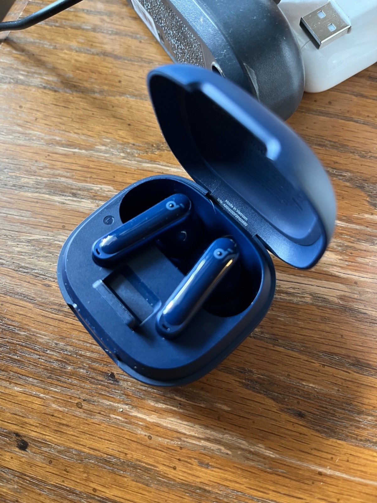 Soundcore P40i Wireless Earbuds 2-in-1 Case & Phone Stand Smart Noise Cancelling