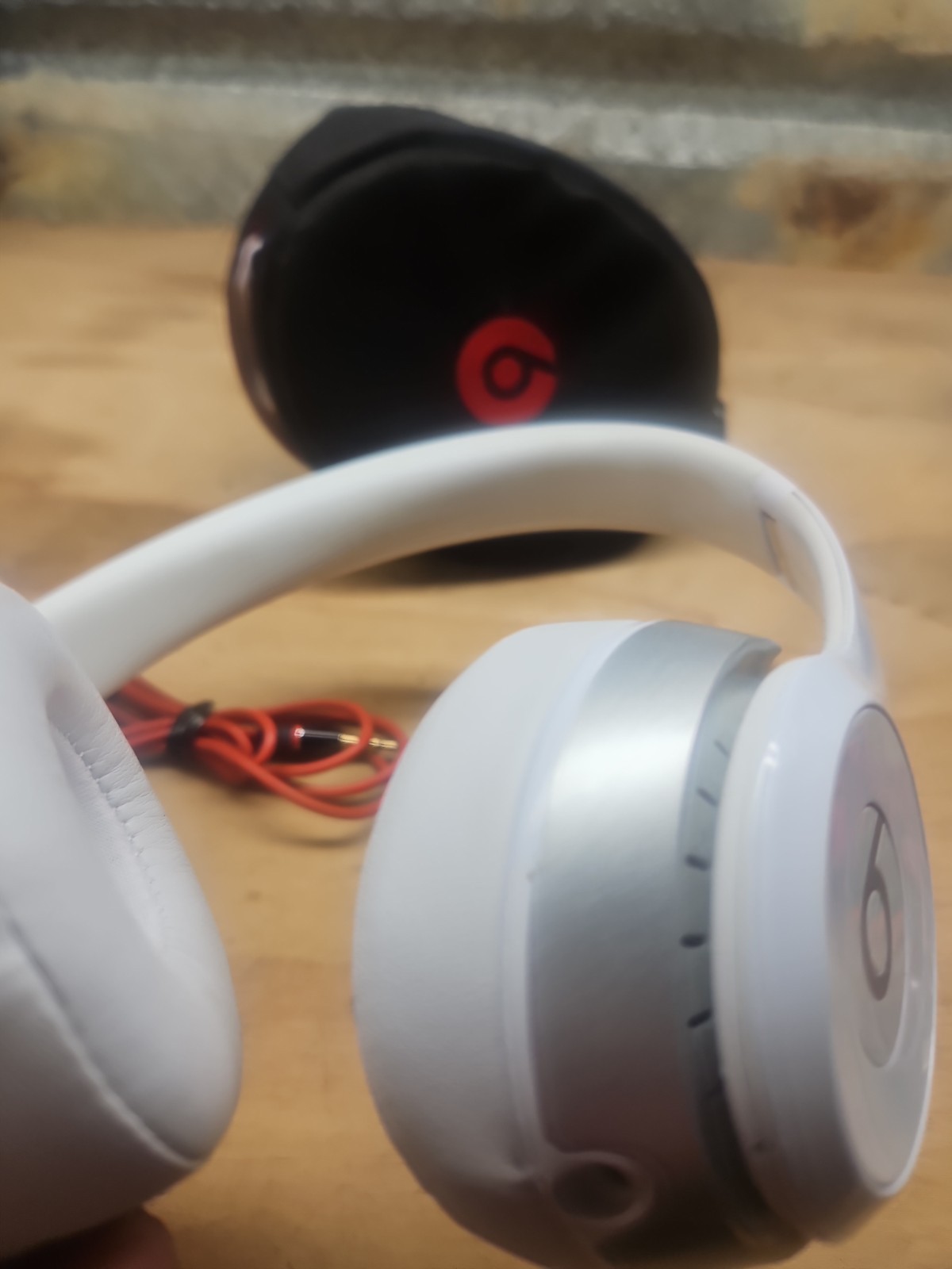 Beats by Dr. Dre Beats Solo3 Wireless On-Ear Headphones – White / Silver