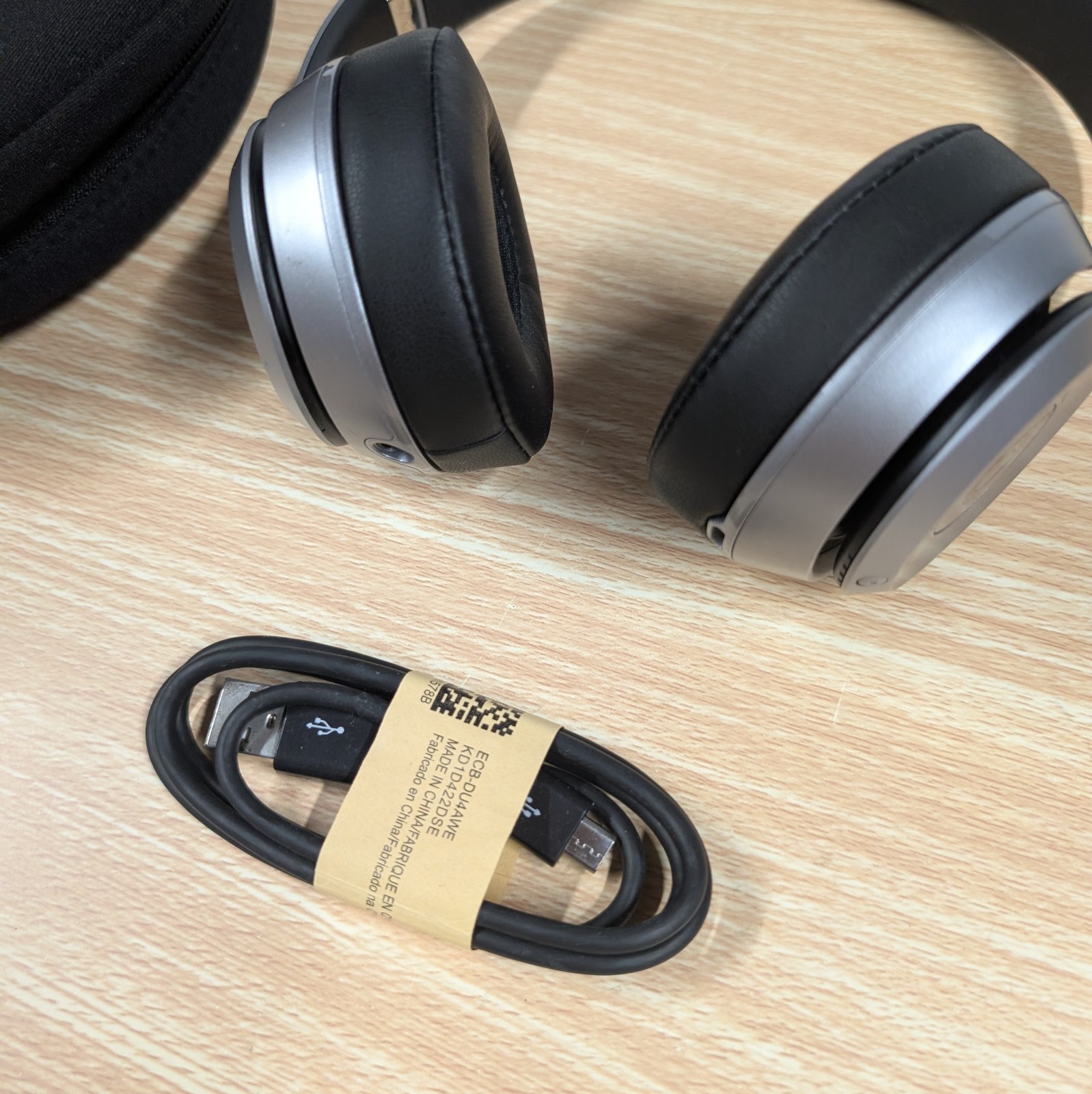 Beats by Dr. Dre Beats Solo2 Wireless On-Ear Headphones – Black Silver Case