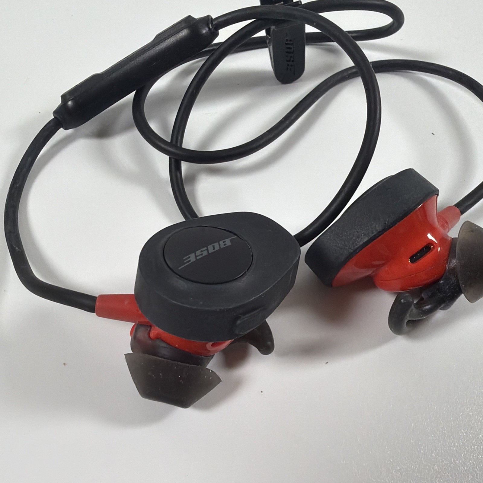 Bose SoundSport 007-AE0109 In-Ear Wireless Bluetooth Headphones Won’t Charge