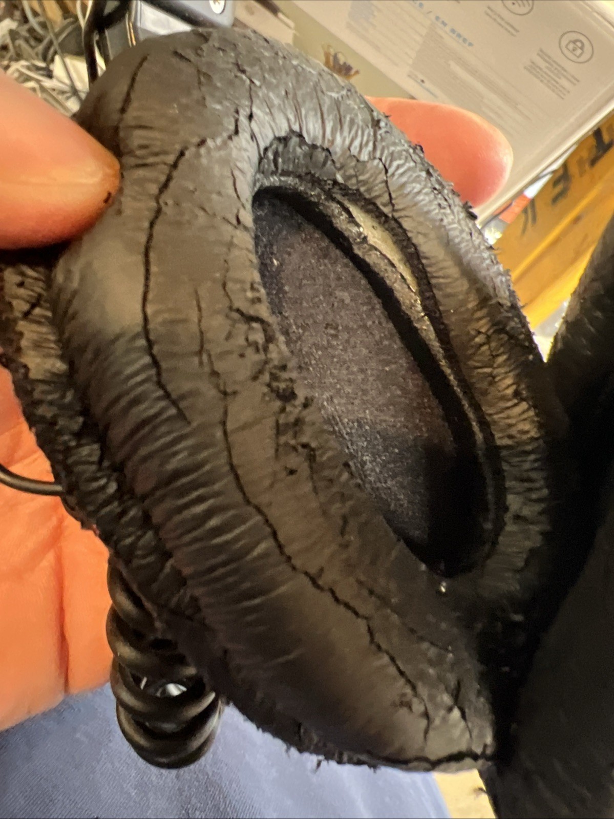 Sony MDR-7506 Professional Closed-Back Studio Monitor Headphones