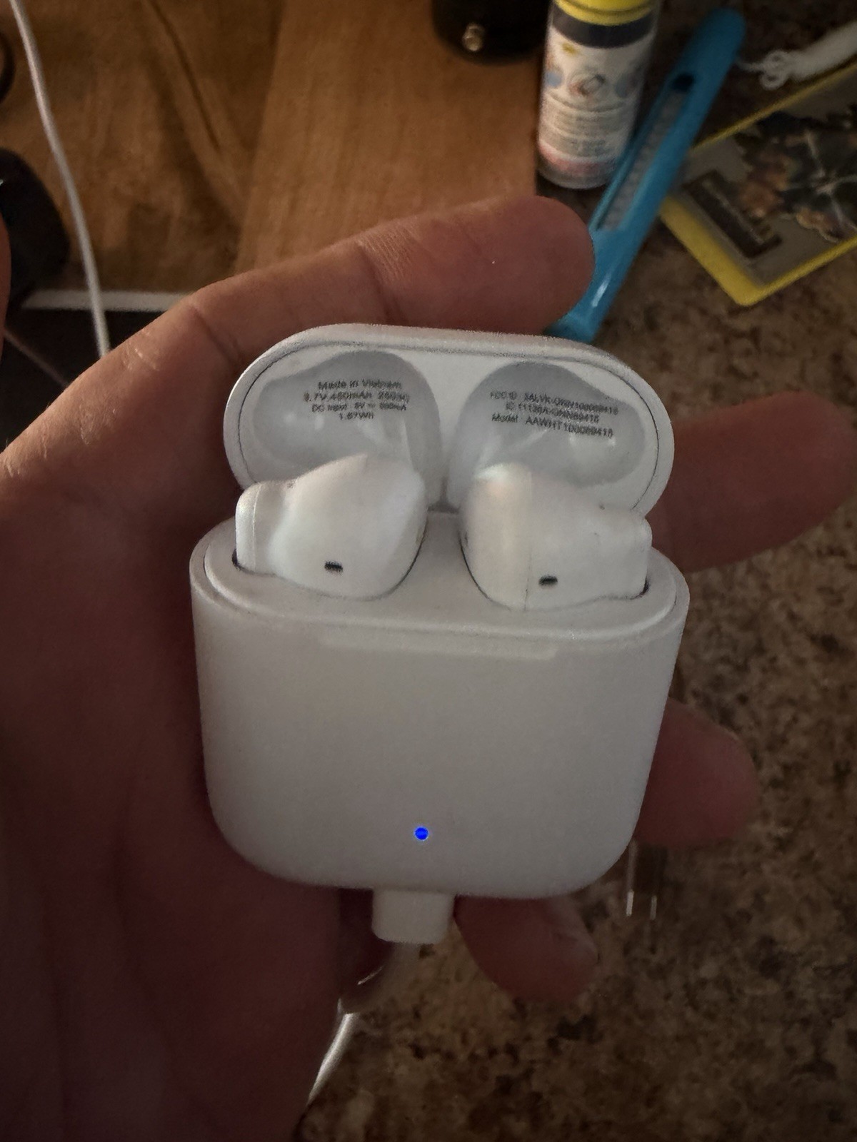 White Bluetooth Wireless In-Ear Earbuds w/ Lightning Charging Case