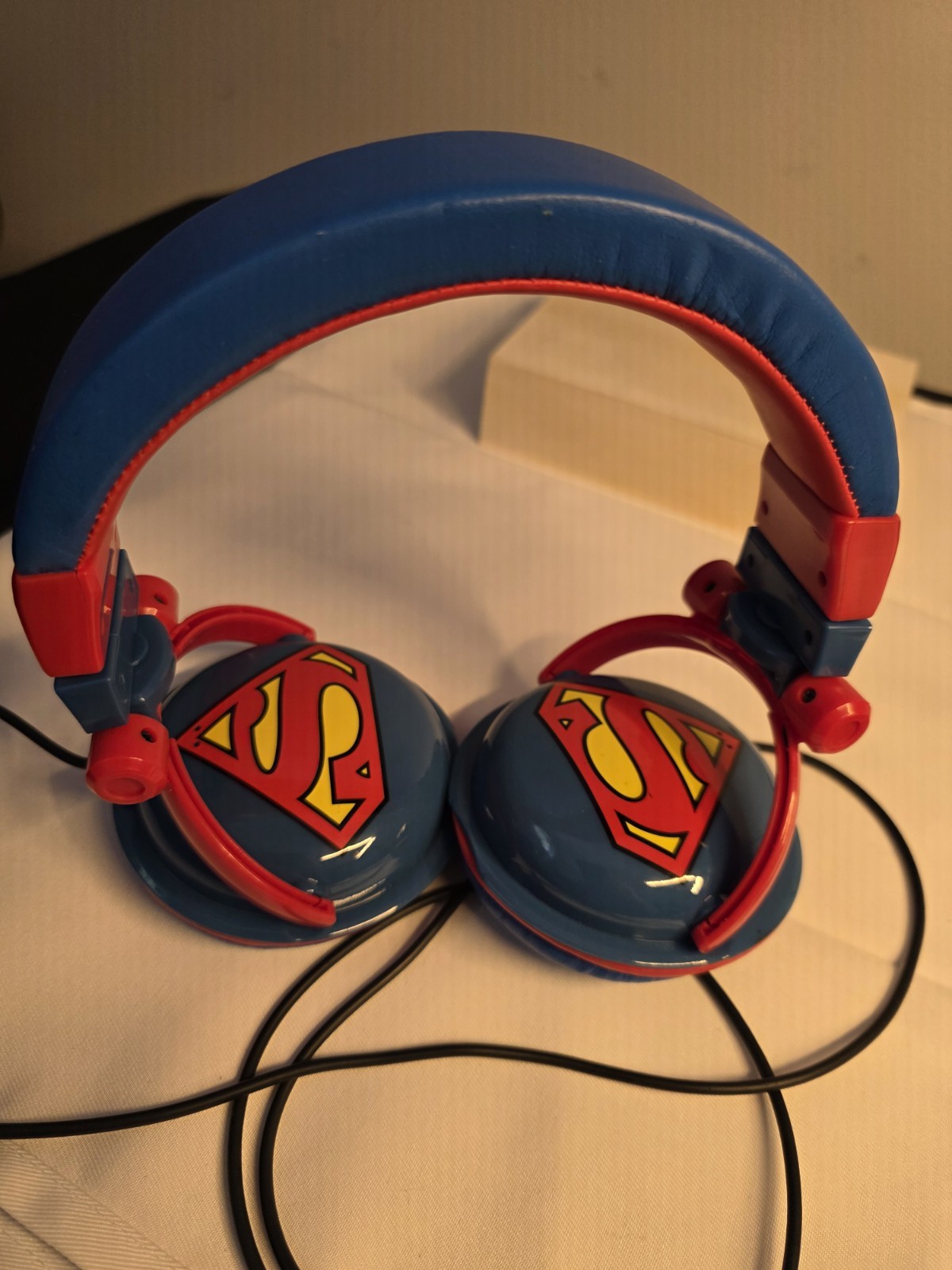 Kid Safe Headphones Superman DC Comics Logo Ages 3 – 9 Volume Limiting. 4ft cord