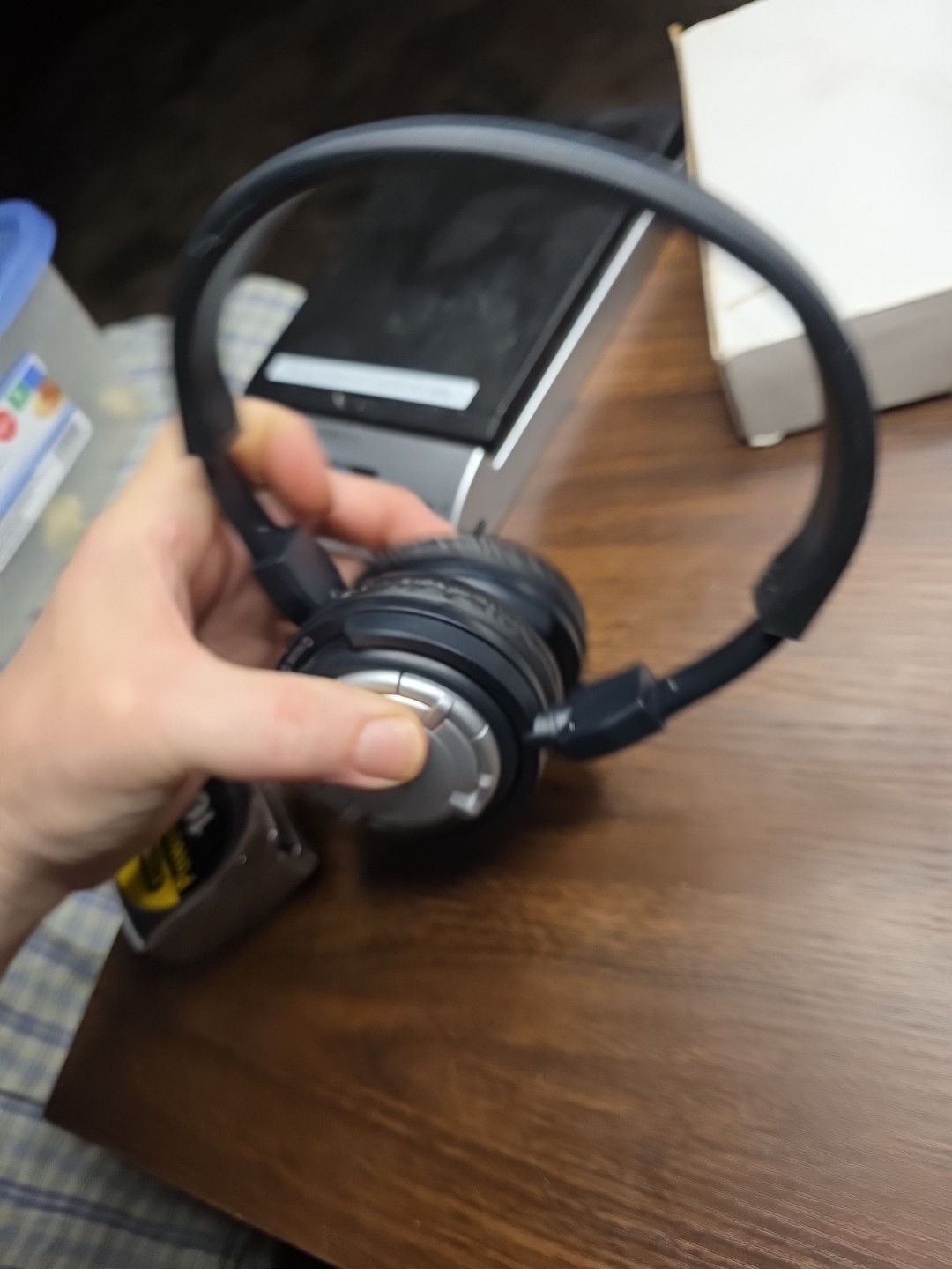 Dual Frequency Wireless Headphones FM Radio W Automatic Frequency Search 2 Avail