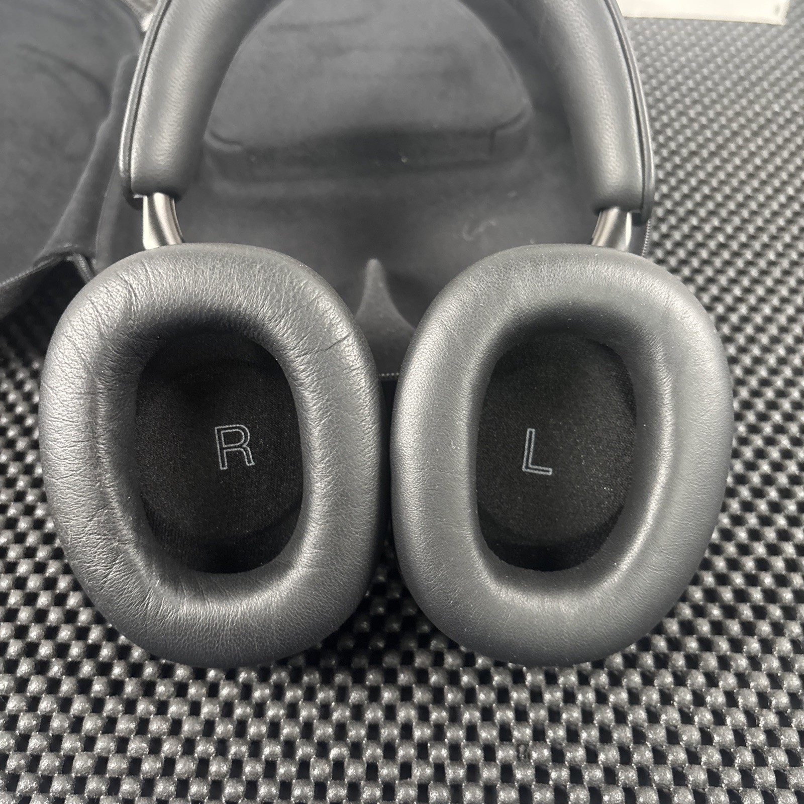 Bowers & Wilkins Px8 Wireless Over-Ear Bluetooth Headphones Black FP42951 – USED