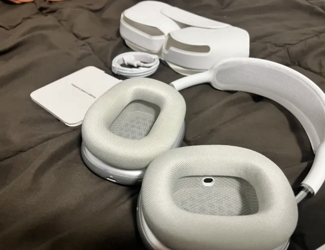Apple AirPods Max Wireless Over-Ear Headphones White Silver with Smart Case