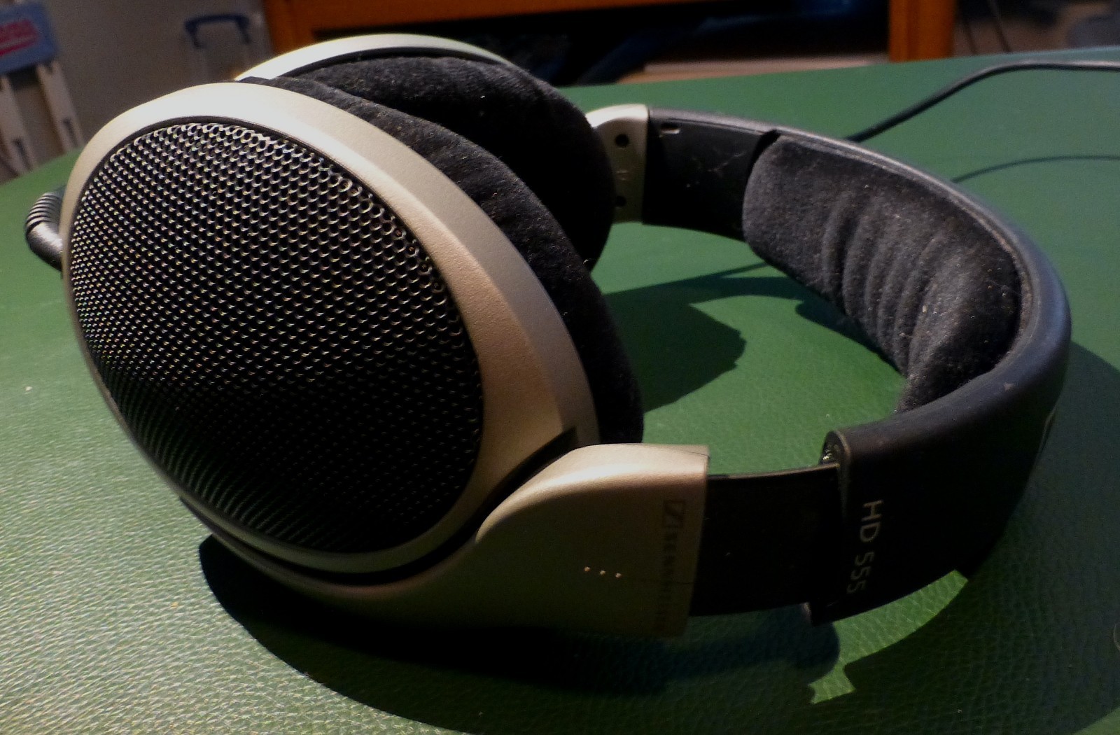 SENNHEISER HD555 HEADPHONES – Black/Gray