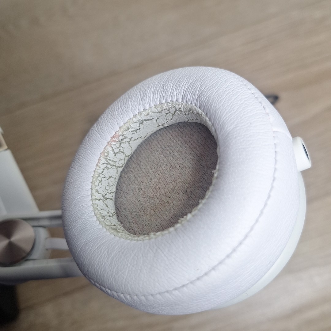 Beats Mixr Mixer Headphones White with audio cable and case