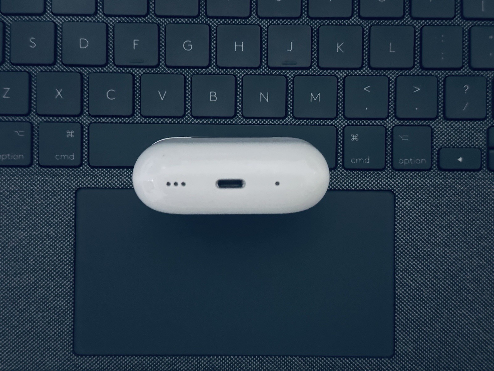 Apple AirPods Pro (2nd generation) case& left side