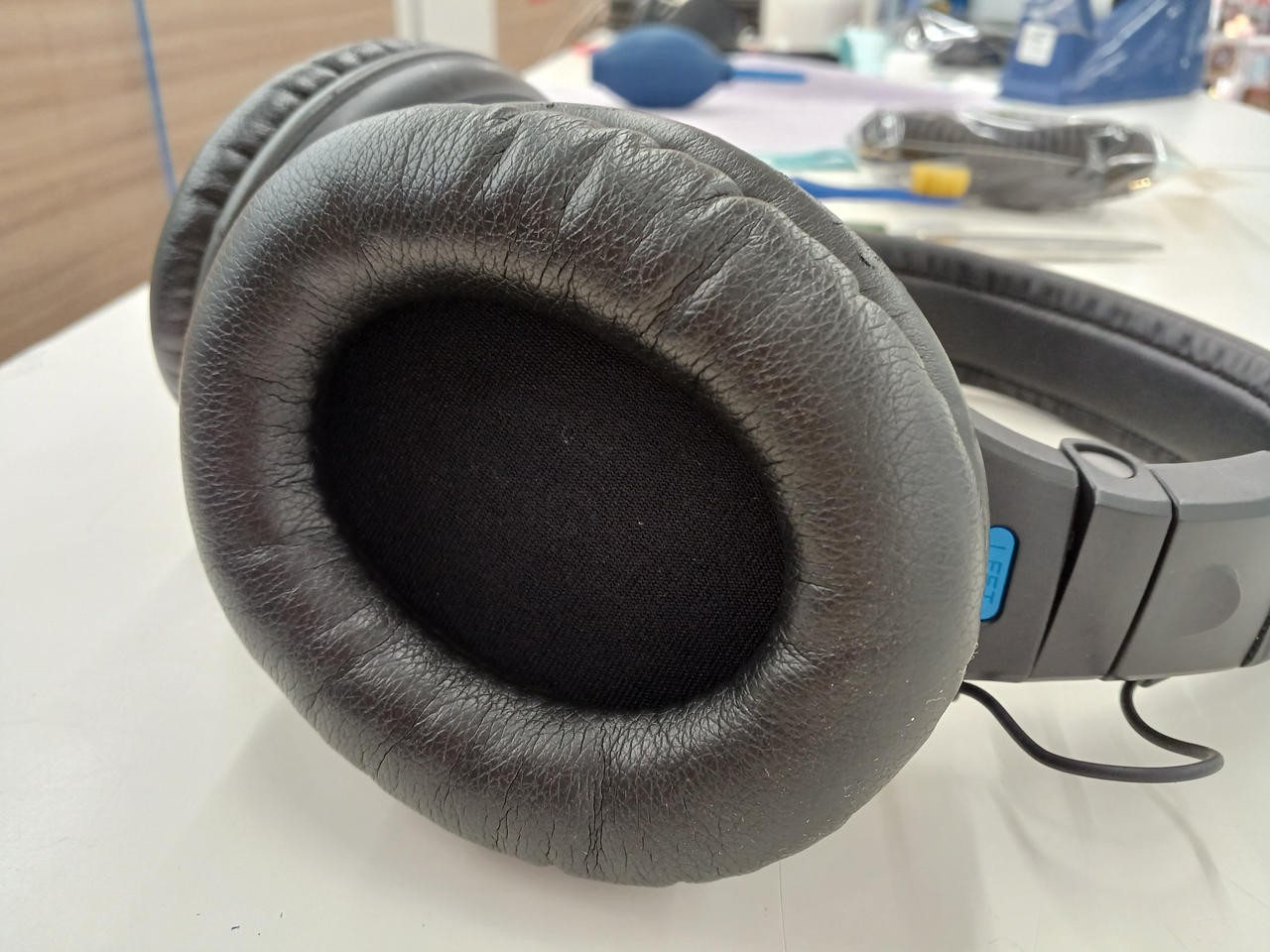 SHURE SRH440 Closed-Back Professional Studio Monitor Wired Headphones Used